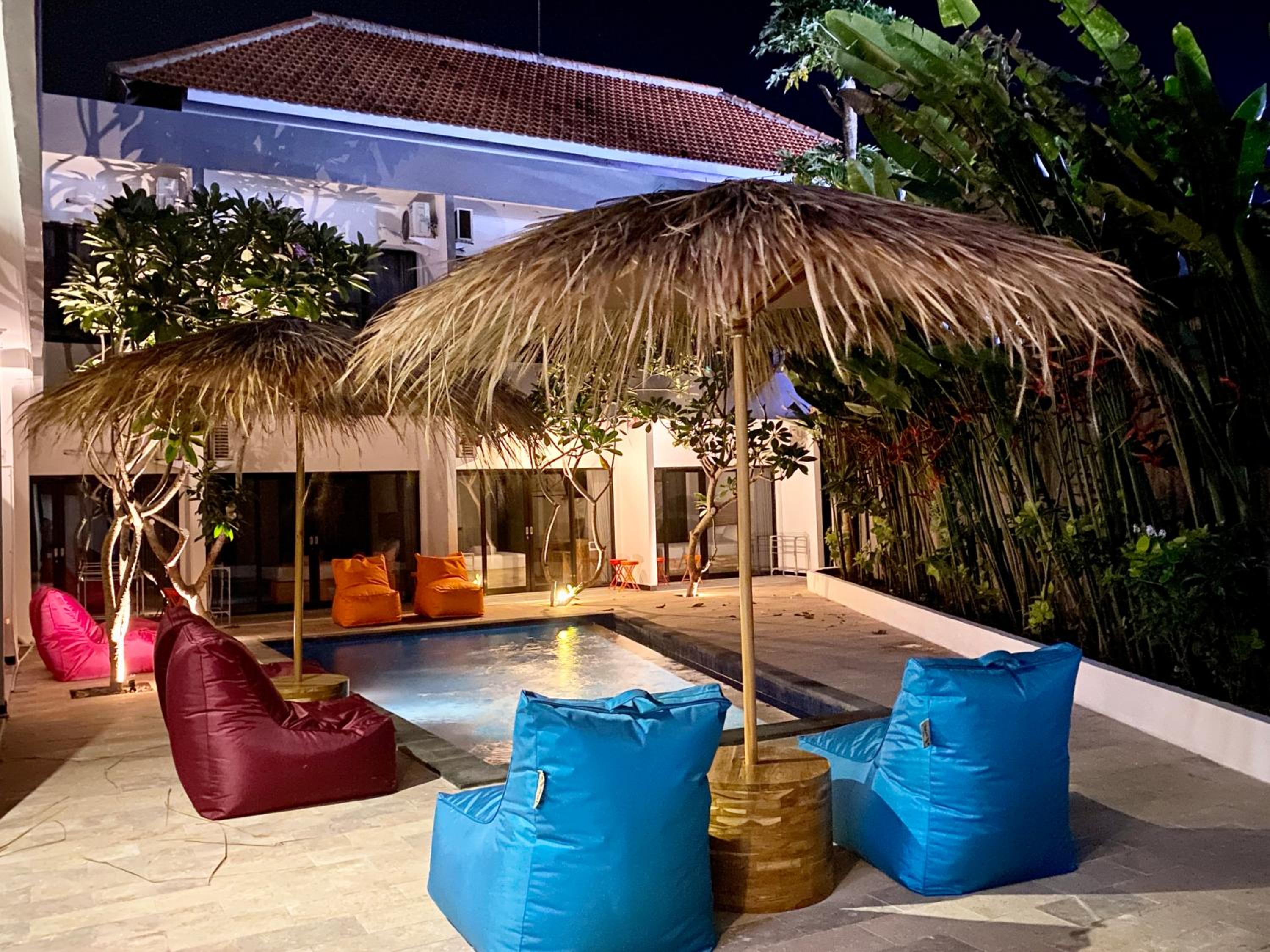 Double Room with Pool View - Photo 3