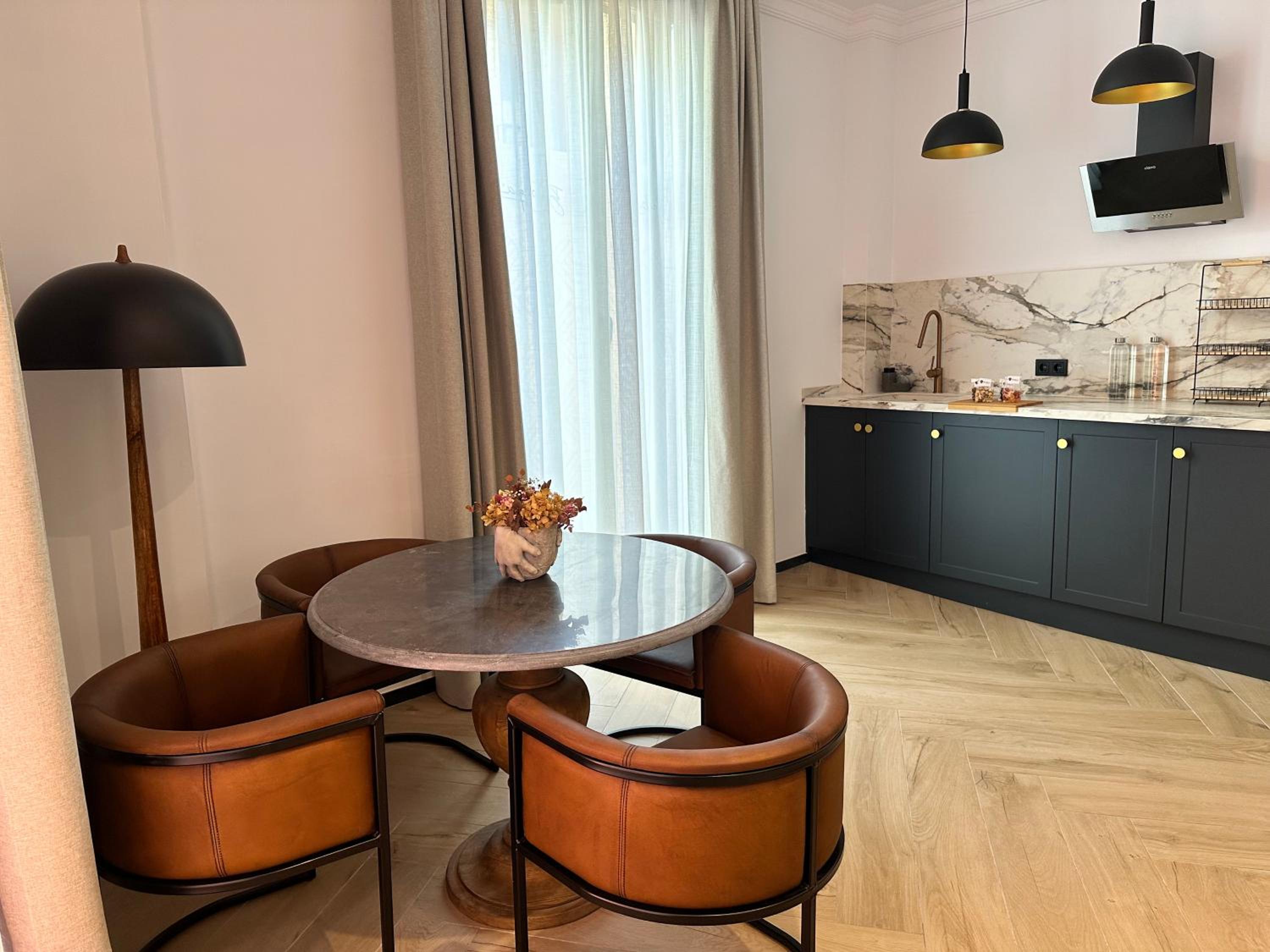 Junior Suite with Balcony - Photo 6