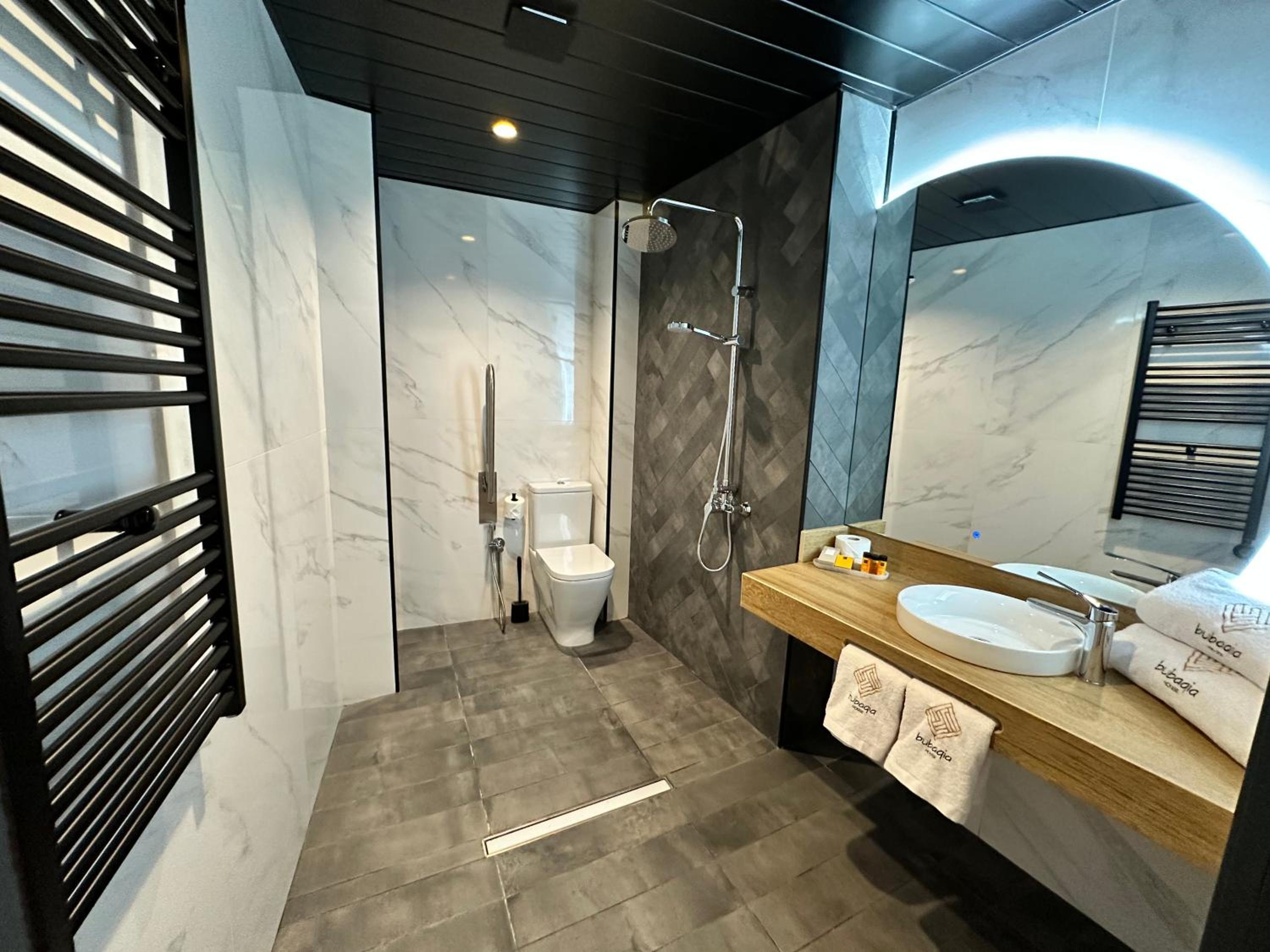 Junior Suite with Balcony - Photo 8