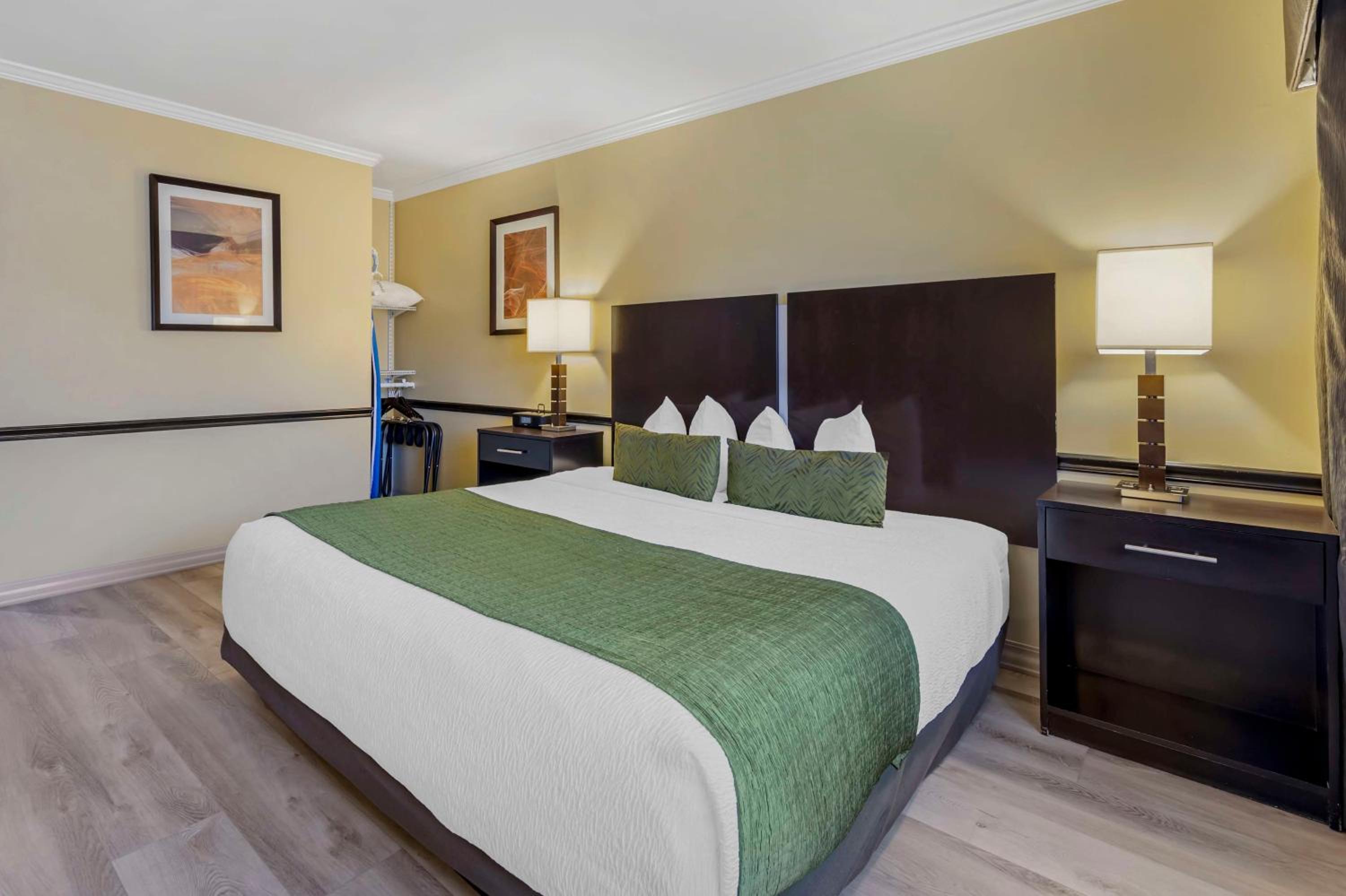 King Room with Bath Tub - Disability Access/Non-Smoking  photo 1