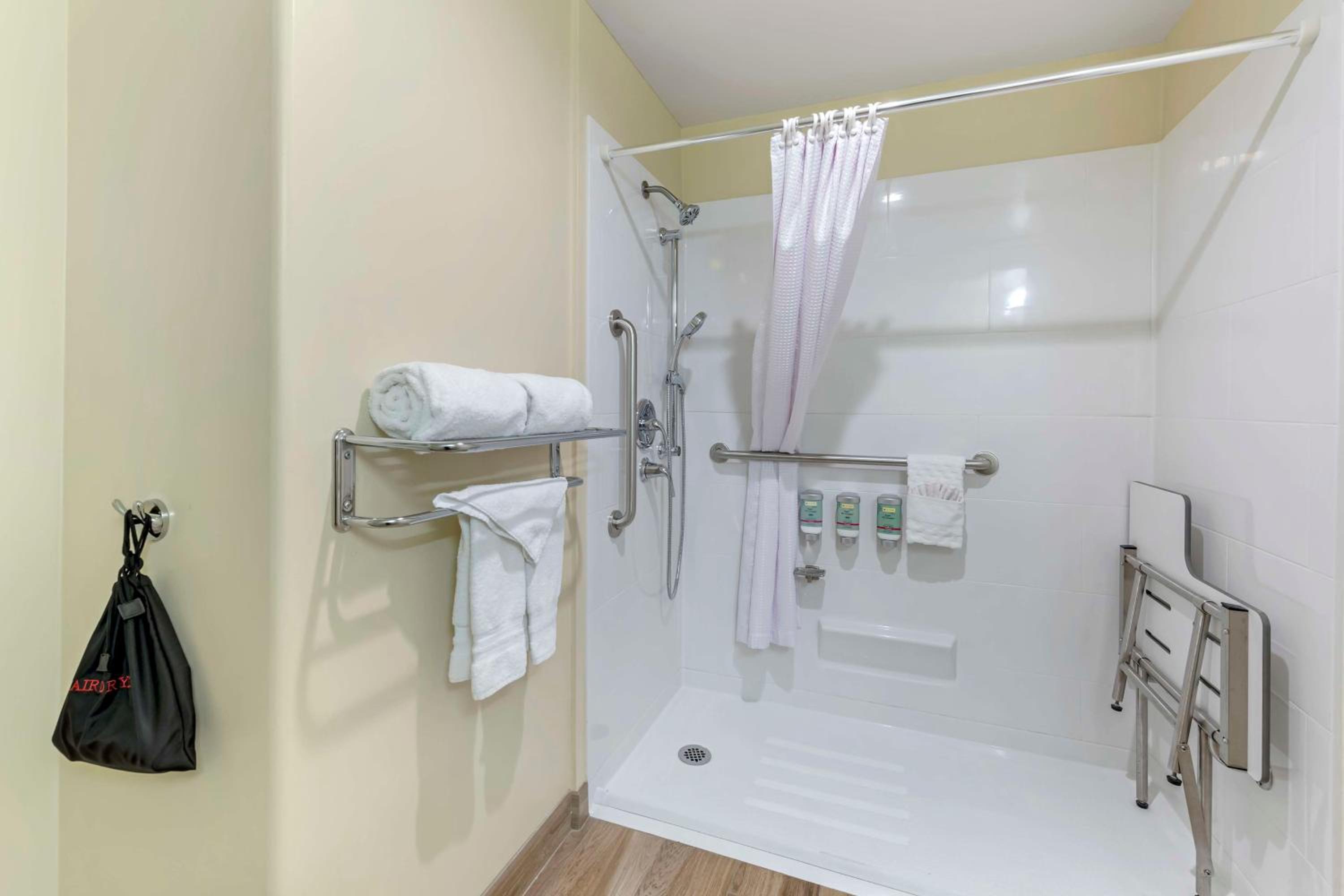 King Room with Roll-in Shower - Disability Access/Non-Smoking photo 3