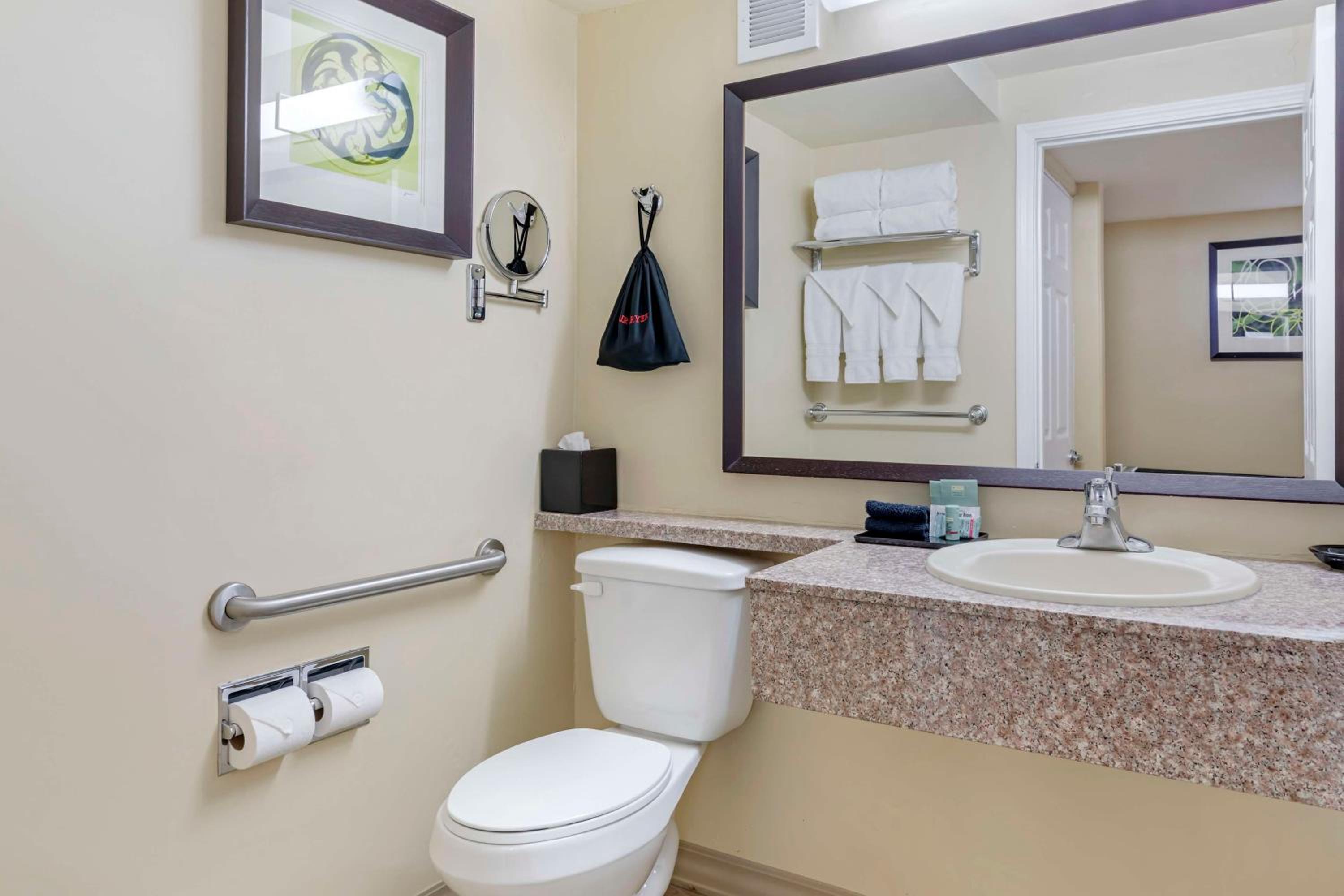 King Room with Bath Tub - Disability Access/Non-Smoking  photo 3
