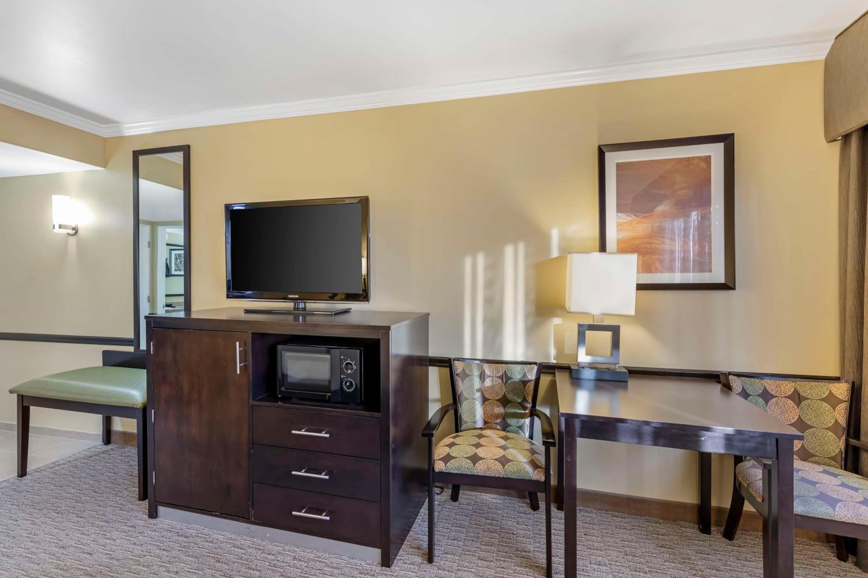 Deluxe King Room - Non-Smoking photo 2