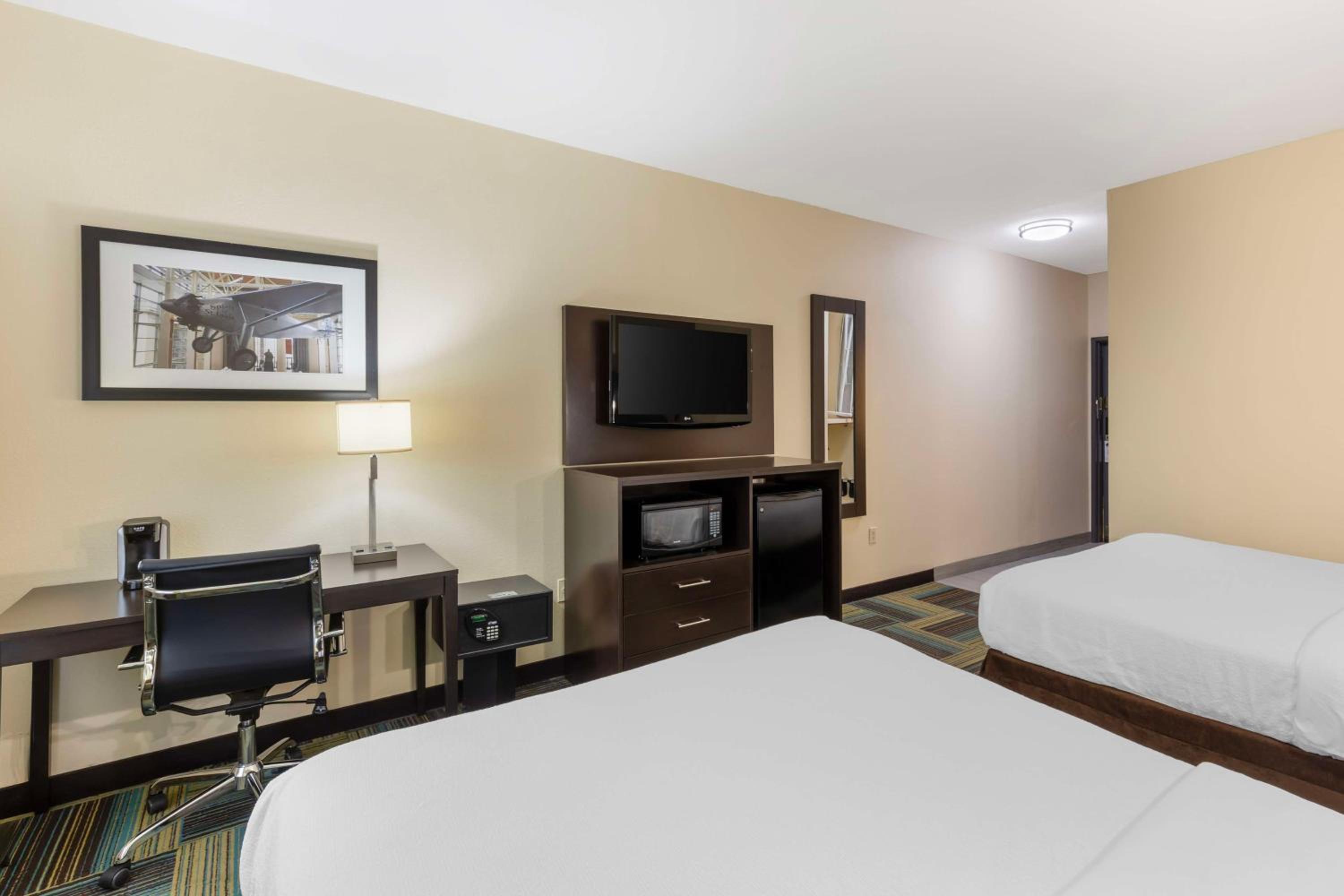 Queen Room with Two Queen Beds and Roll-In Shower - Disability Access/Non-Smoking - Photo 1