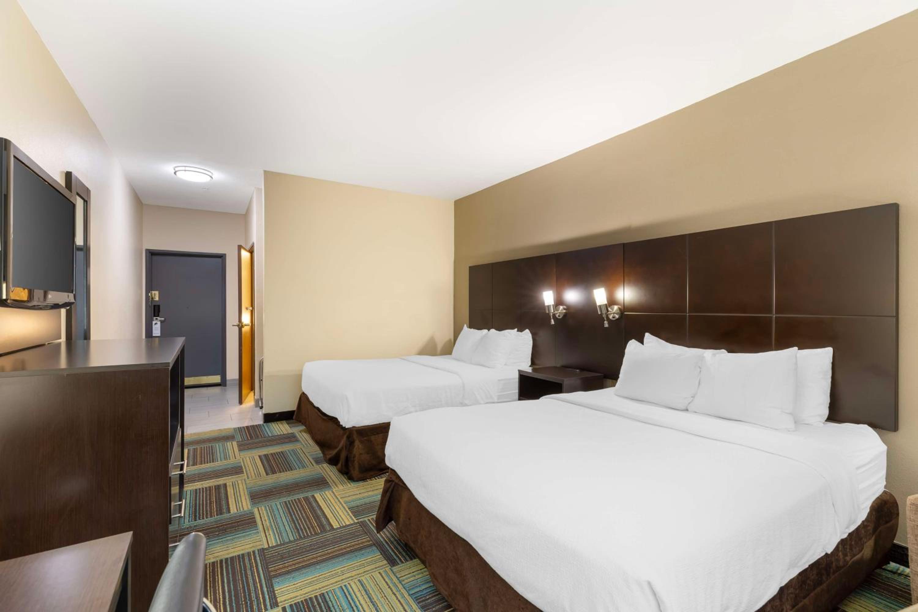 Queen Room with Two Queen Beds and Roll-In Shower - Disability Access/Non-Smoking - Photo 2