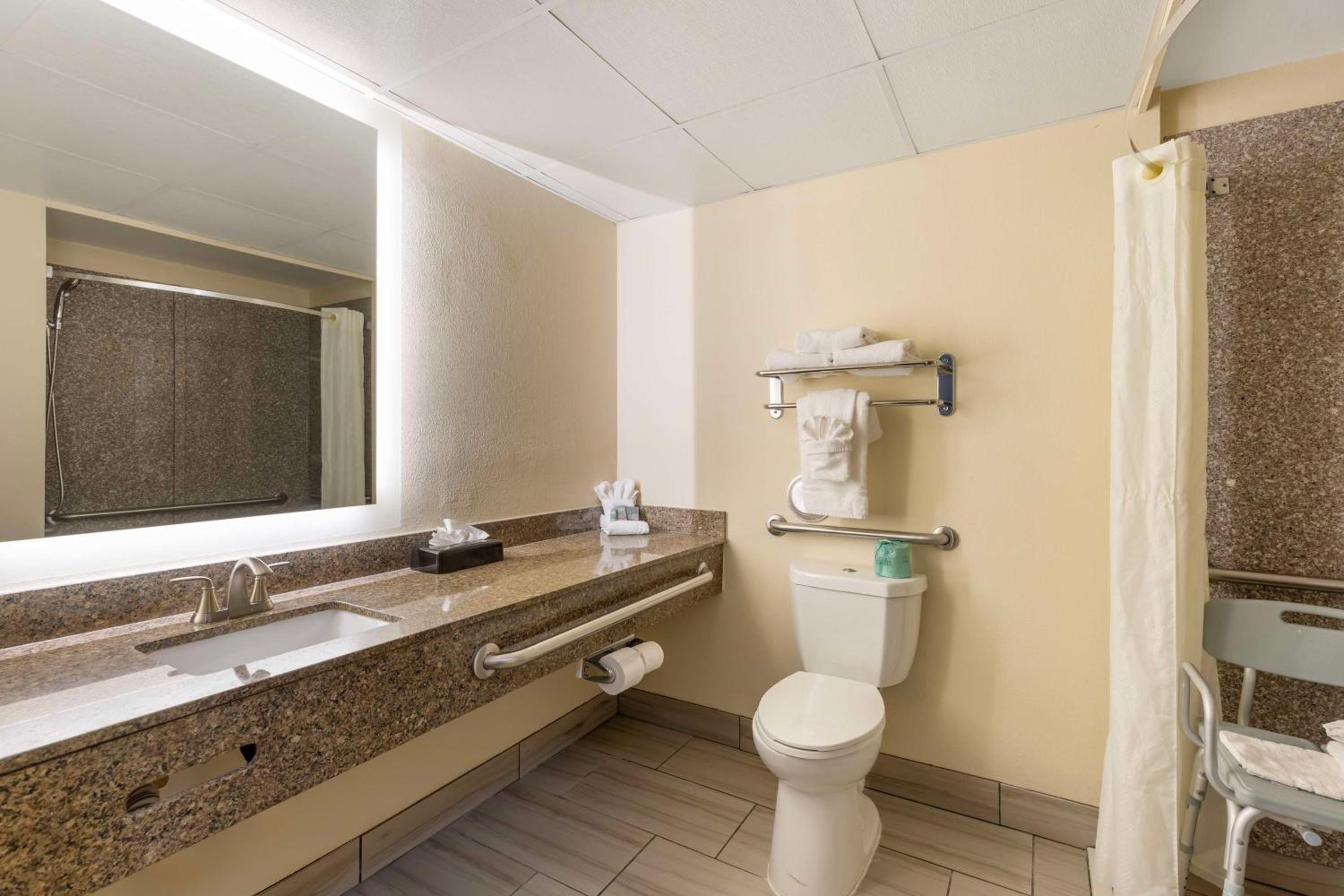 Queen Room with Two Queen Beds and Roll-In Shower - Disability Access/Non-Smoking - Photo 4