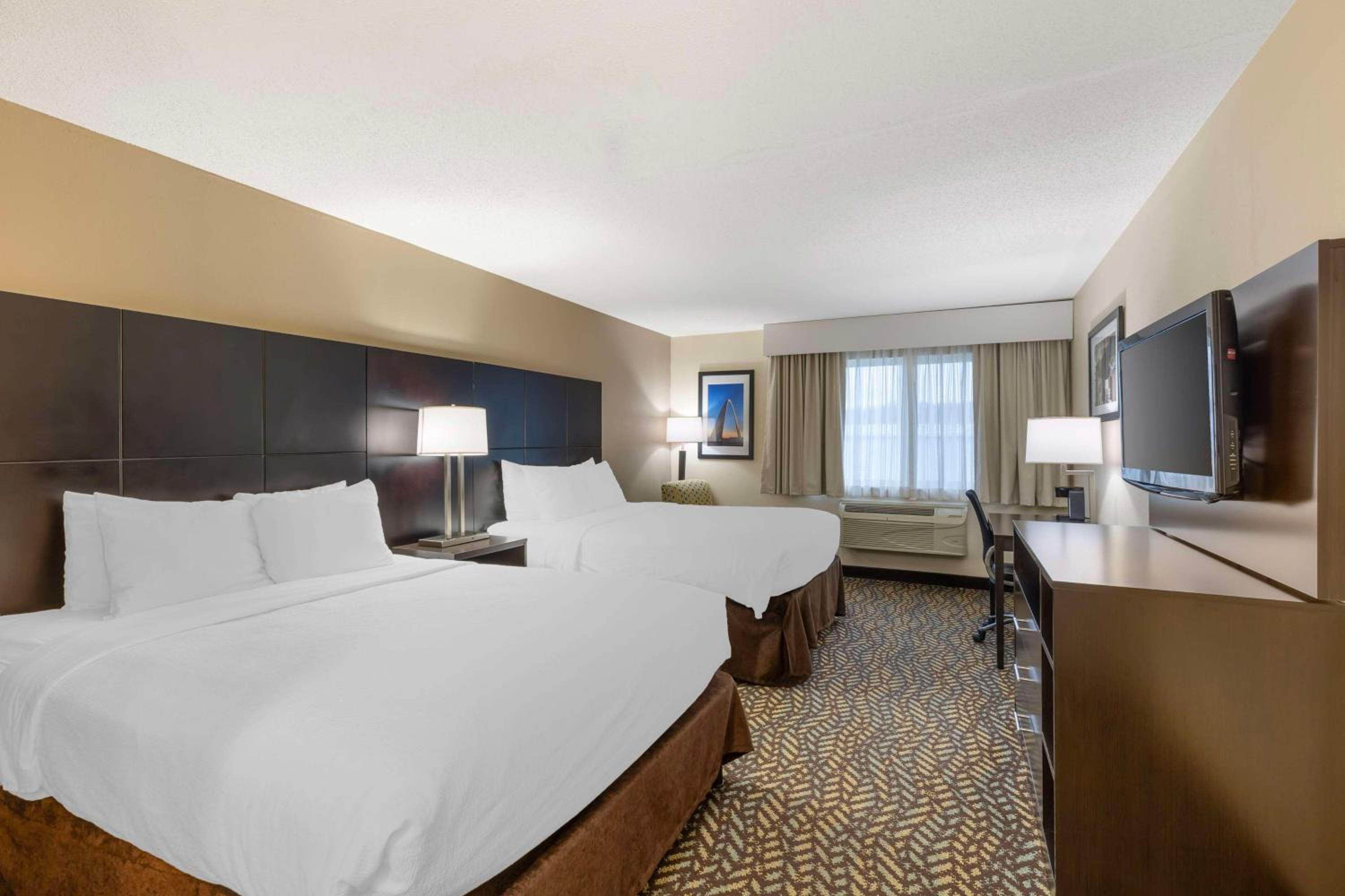 Queen Room with Two Queen Beds - Pet Friendly - Photo 4