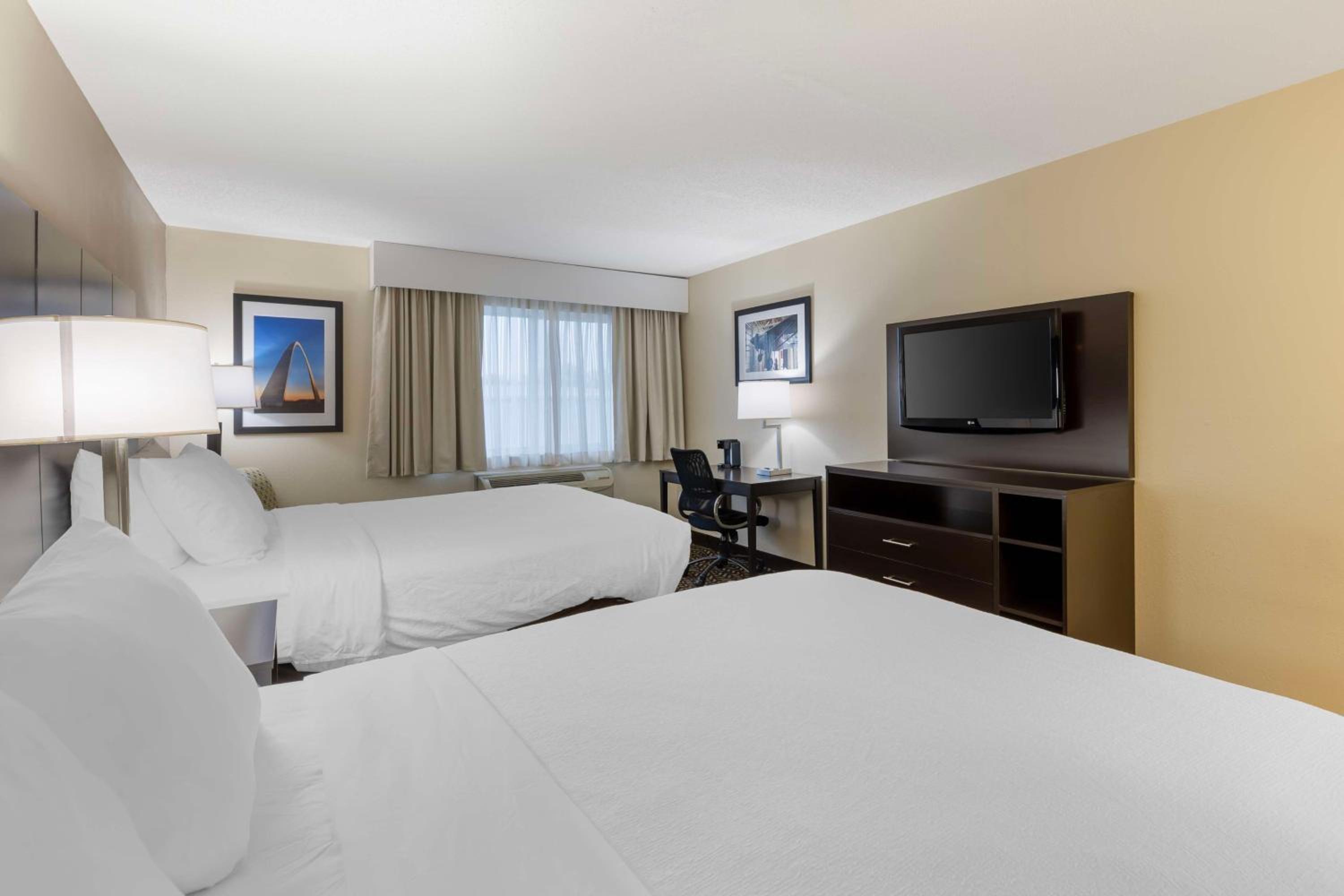 Queen Room with Two Queen Beds - Pet Friendly - Photo 1