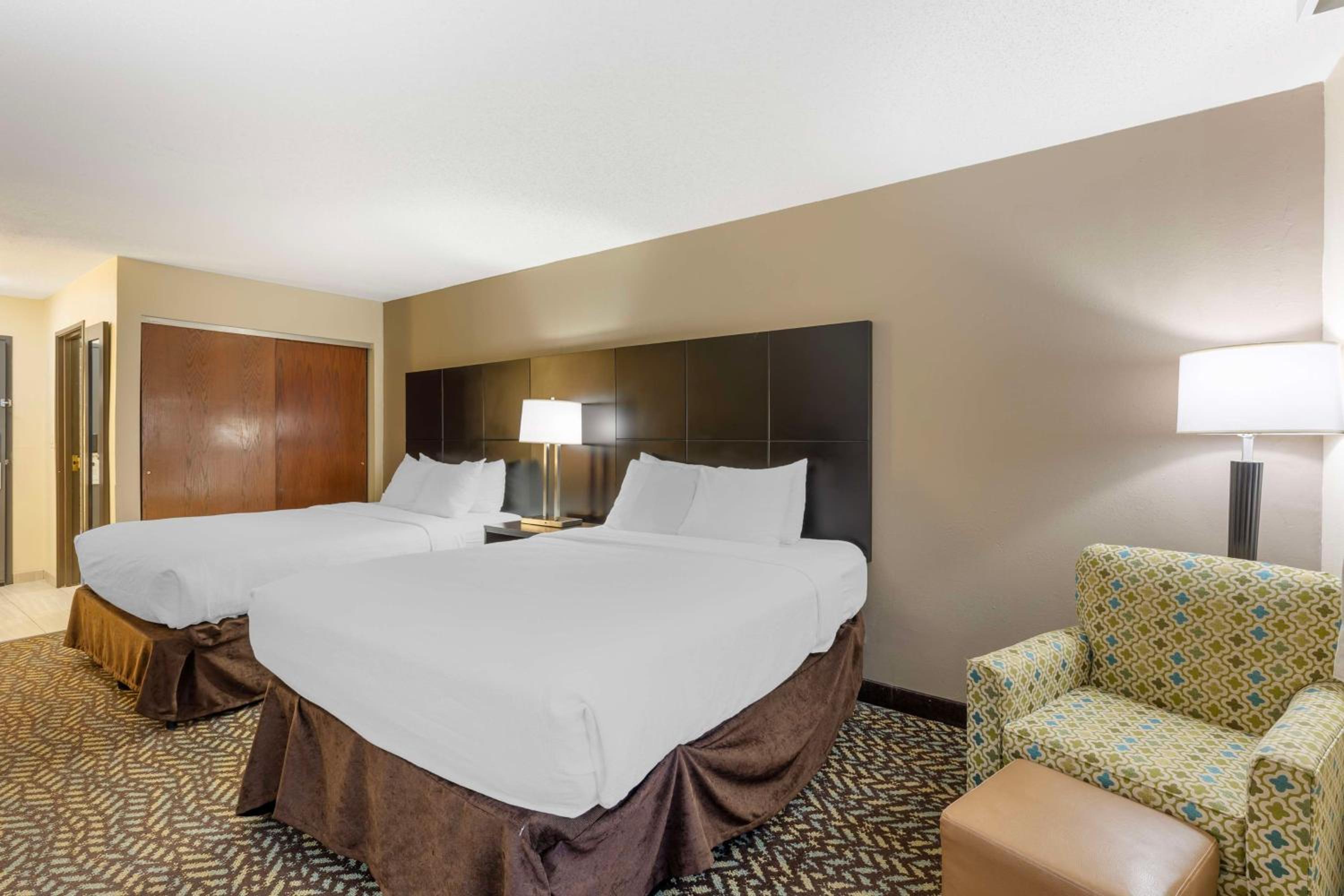 Queen Room with Two Queen Beds - Pet Friendly - Photo 2