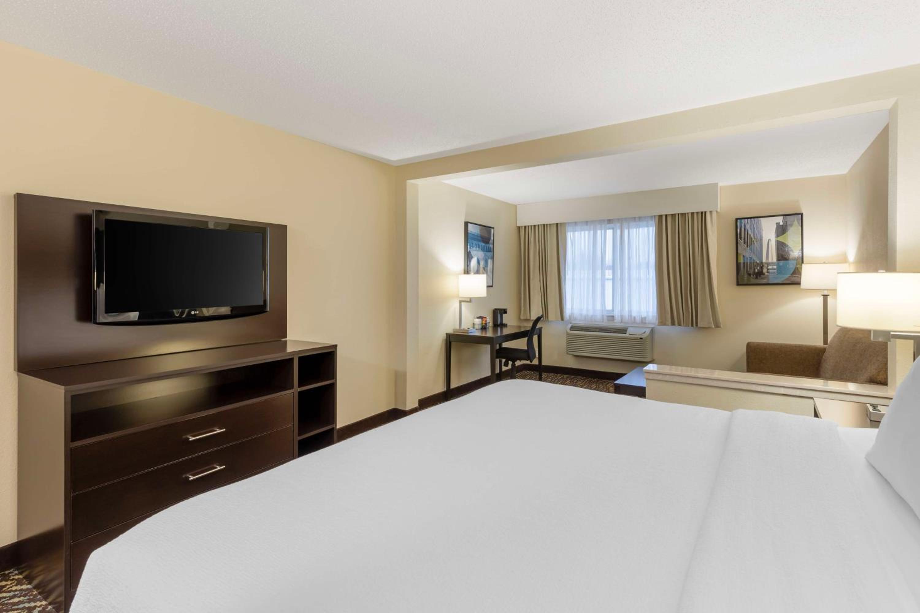 King Room with Sofa - Photo 4