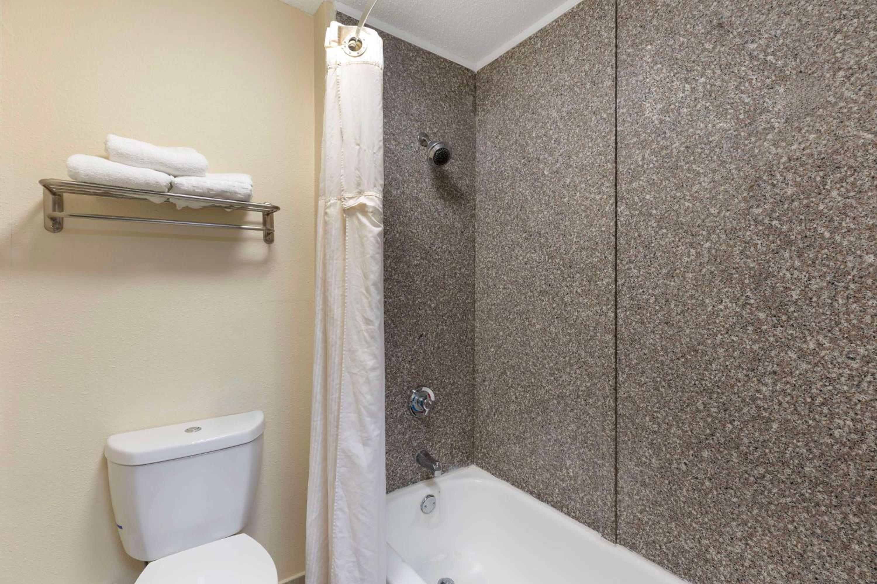 Queen Room with Two Queen Beds - Pet Friendly - Photo 3