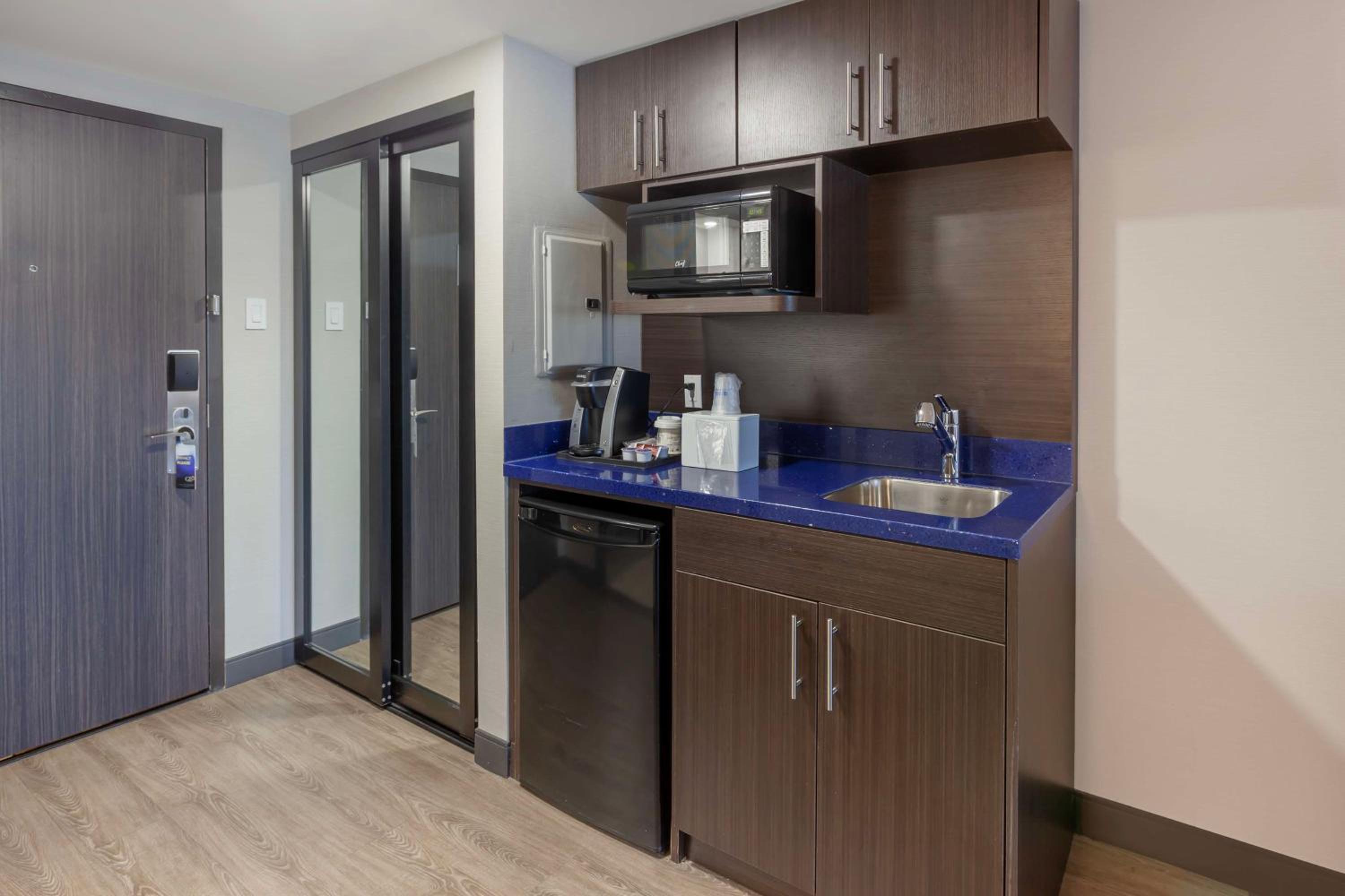 King Suite with Sofa Bed - Photo 2