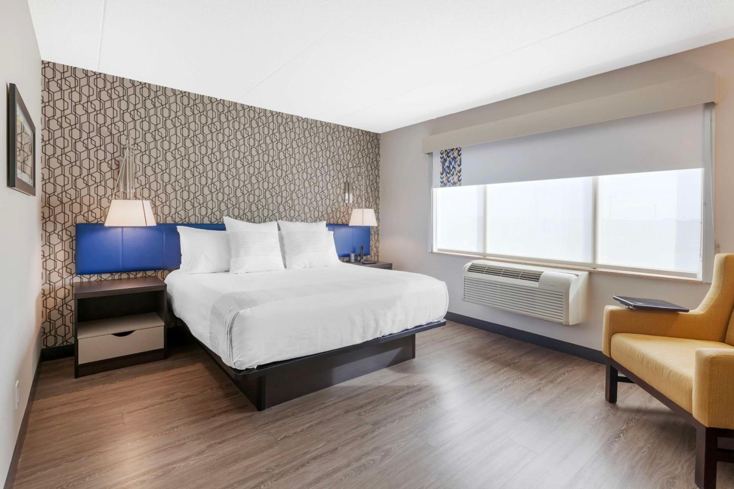Deluxe King Suite - Photo 2