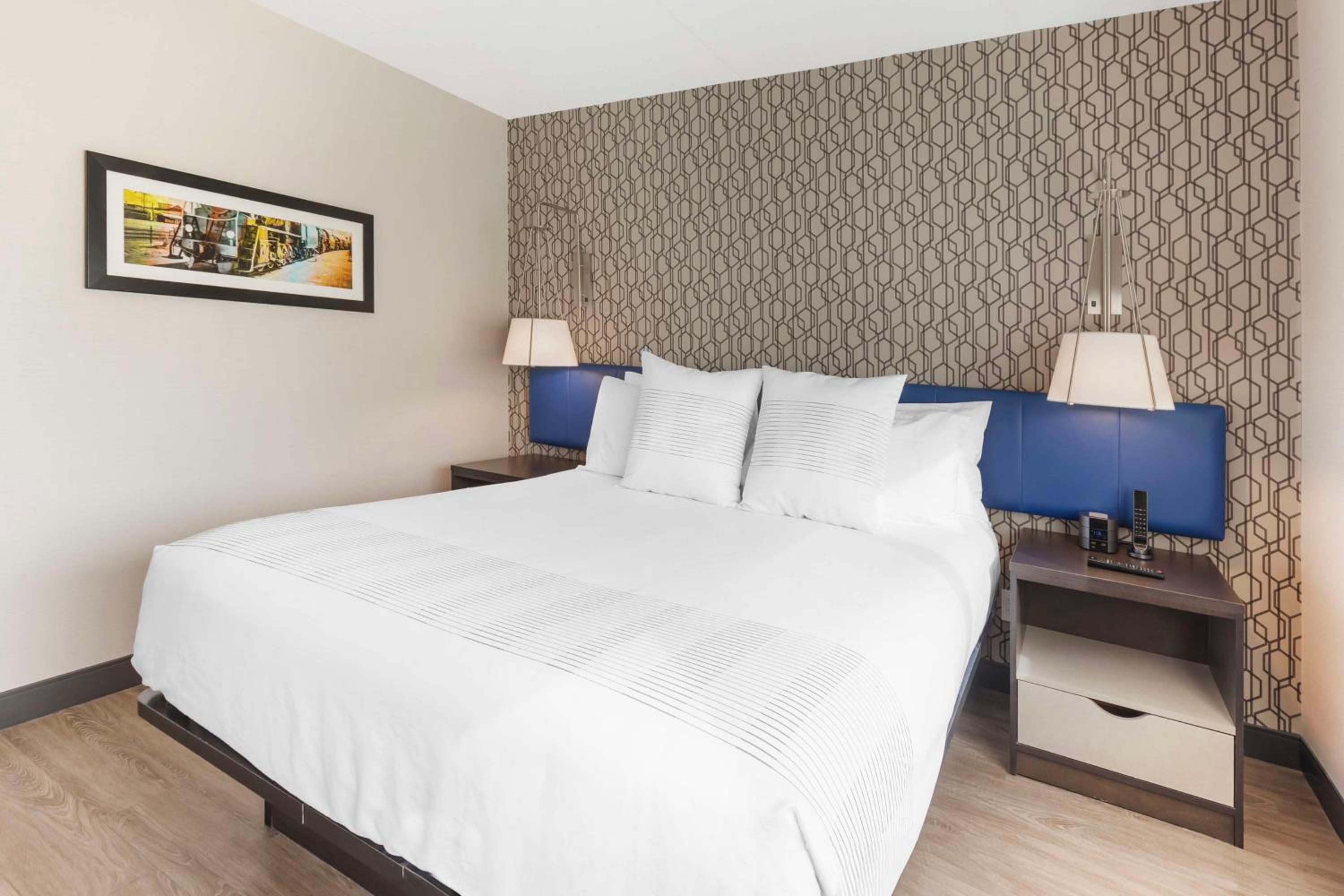 Deluxe King Suite - Photo 3