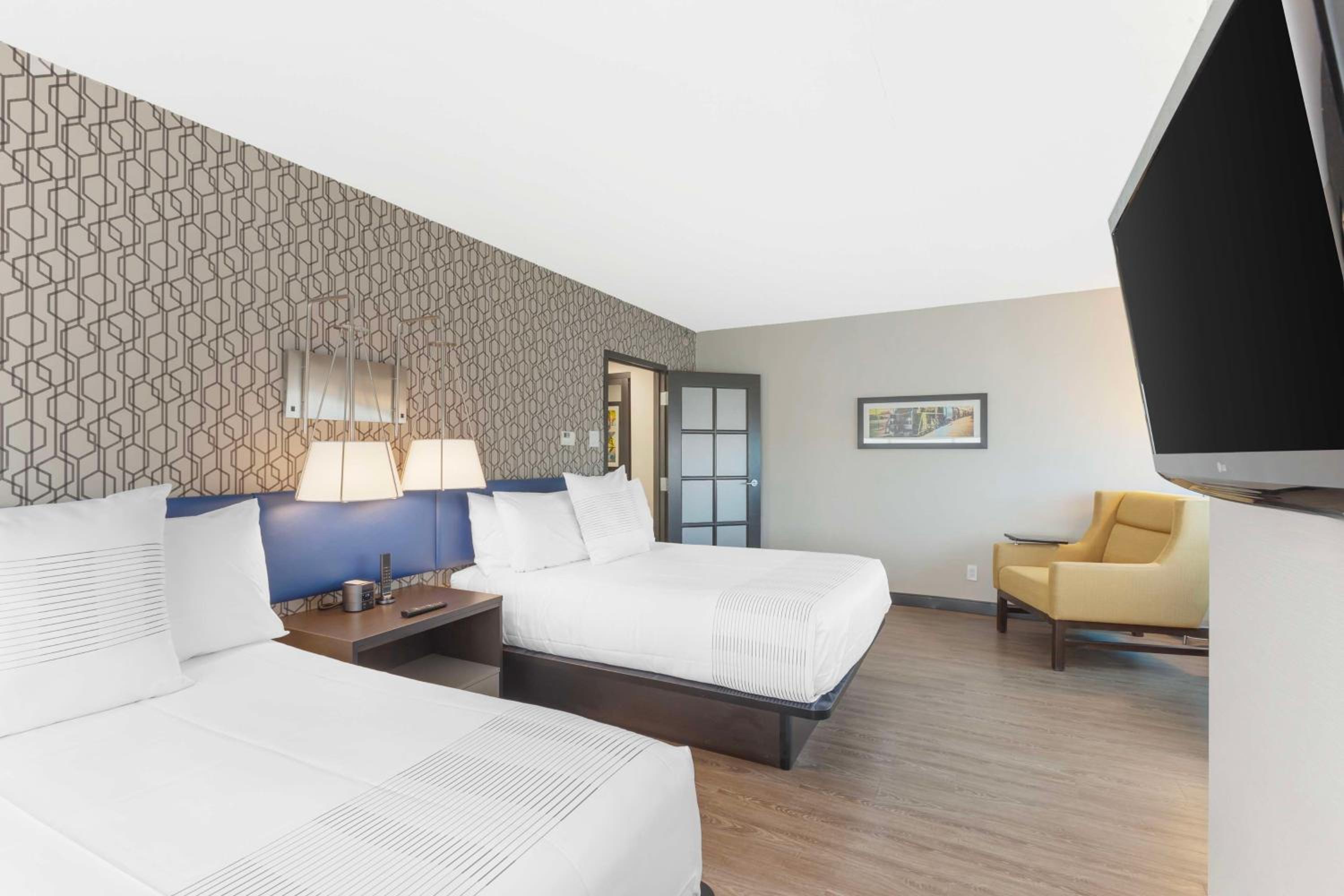 Queen Suite with Two Queen Beds - Photo 2