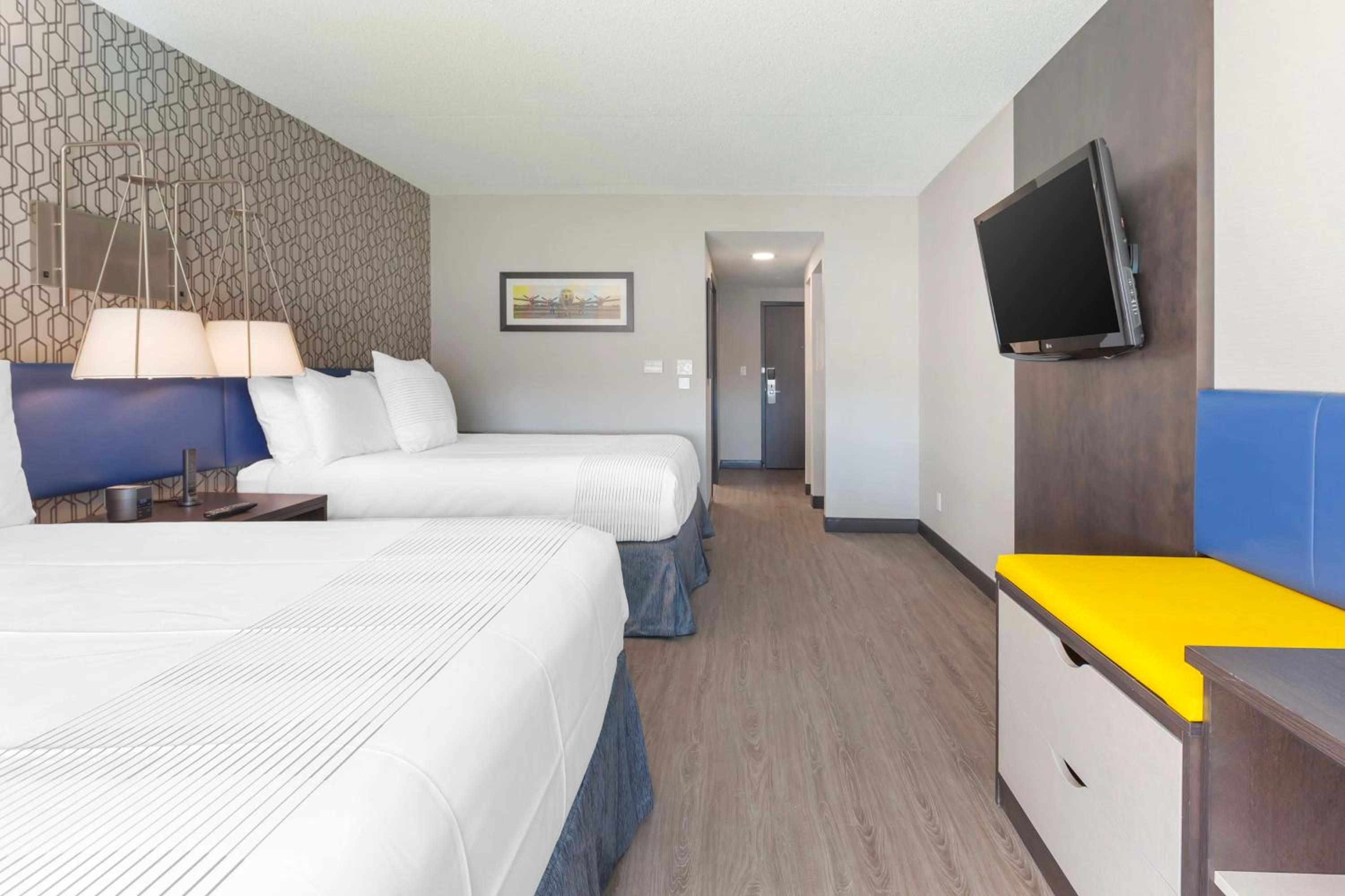 Queen Room with Two Queen Beds - Disability Access - Photo 2