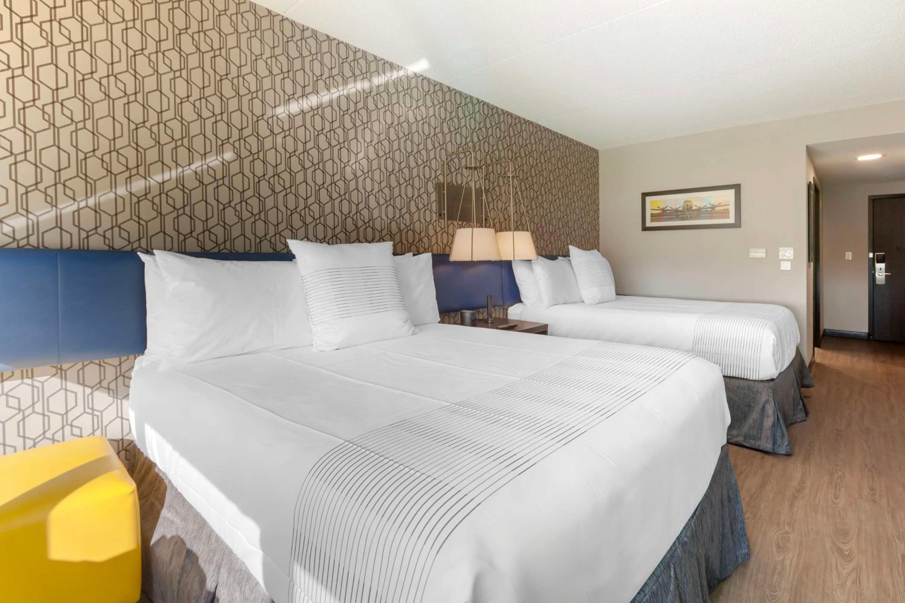 Queen Room with Two Queen Beds - Disability Access - Photo 3
