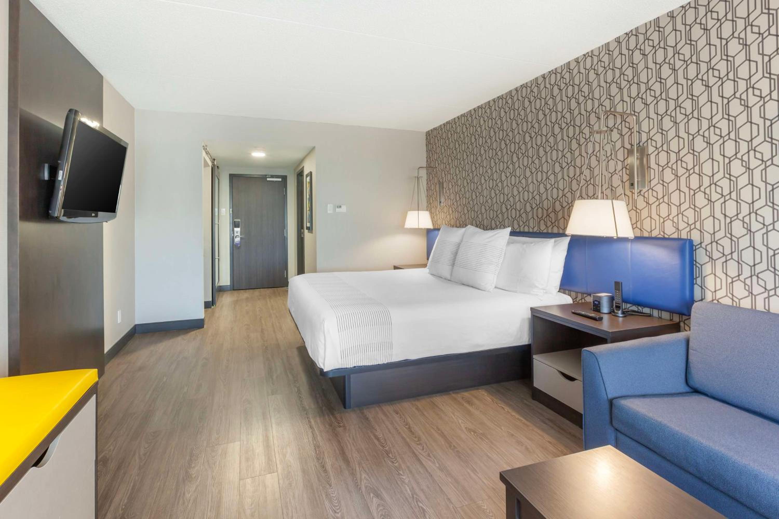 King Room with Sofa Bed - Photo 4