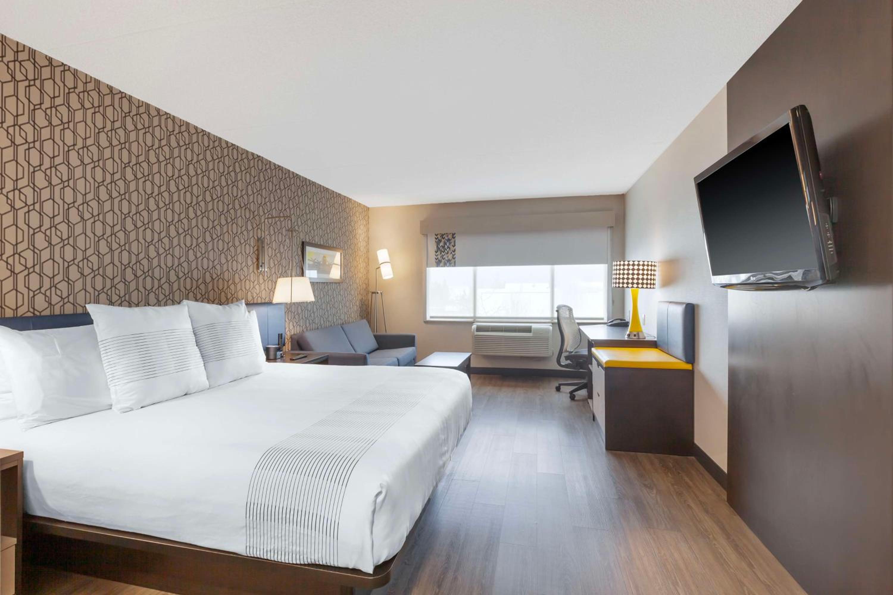King Room with Sofa Bed - Photo 2