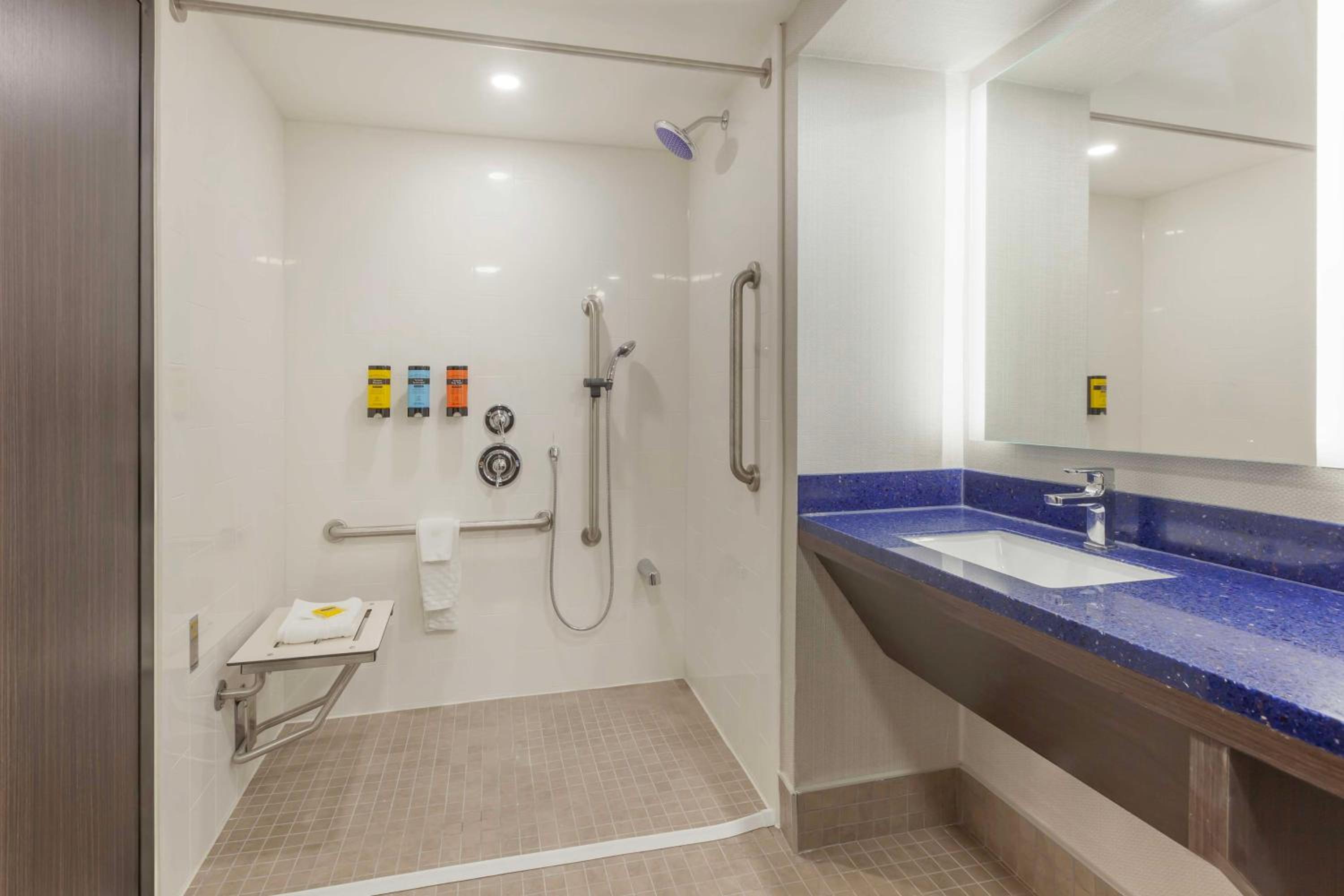 Queen Room with Two Queen Beds - Disability Access - Photo 4