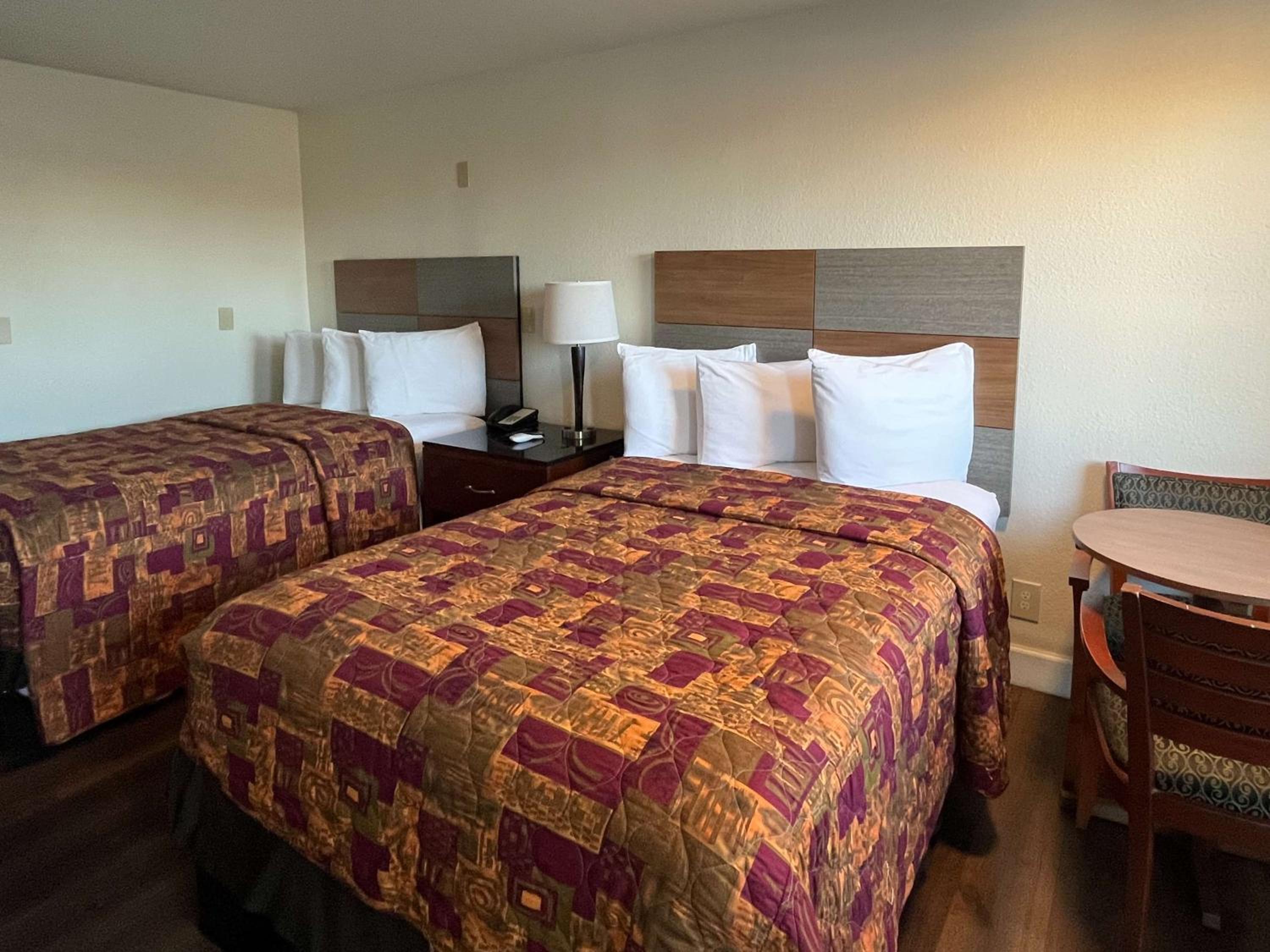 Quadruple Room - Disability Access - Non-Smoking - Photo 3