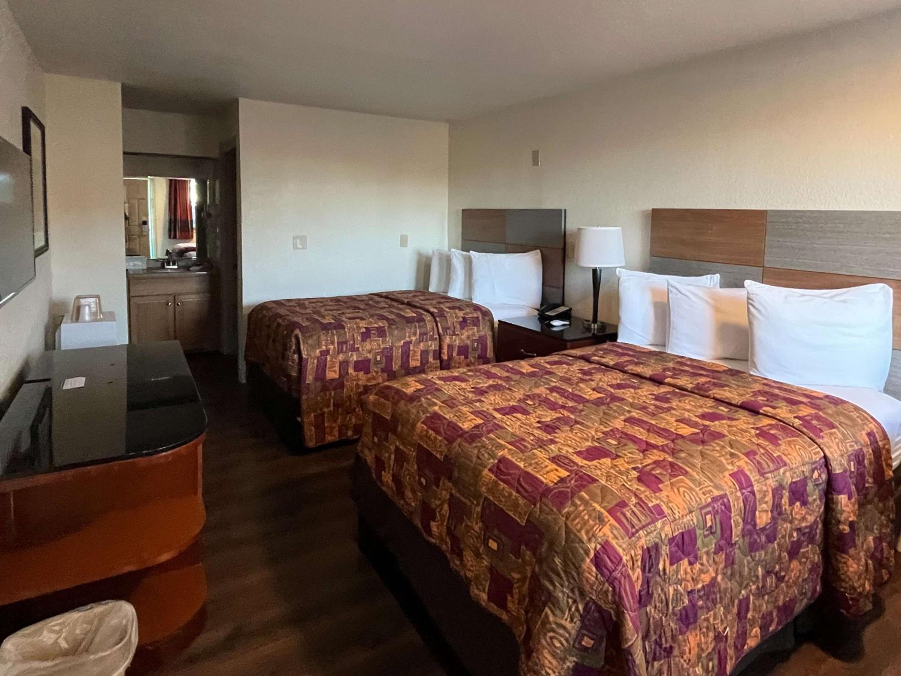 Quadruple Room - Disability Access - Non-Smoking - Photo 6