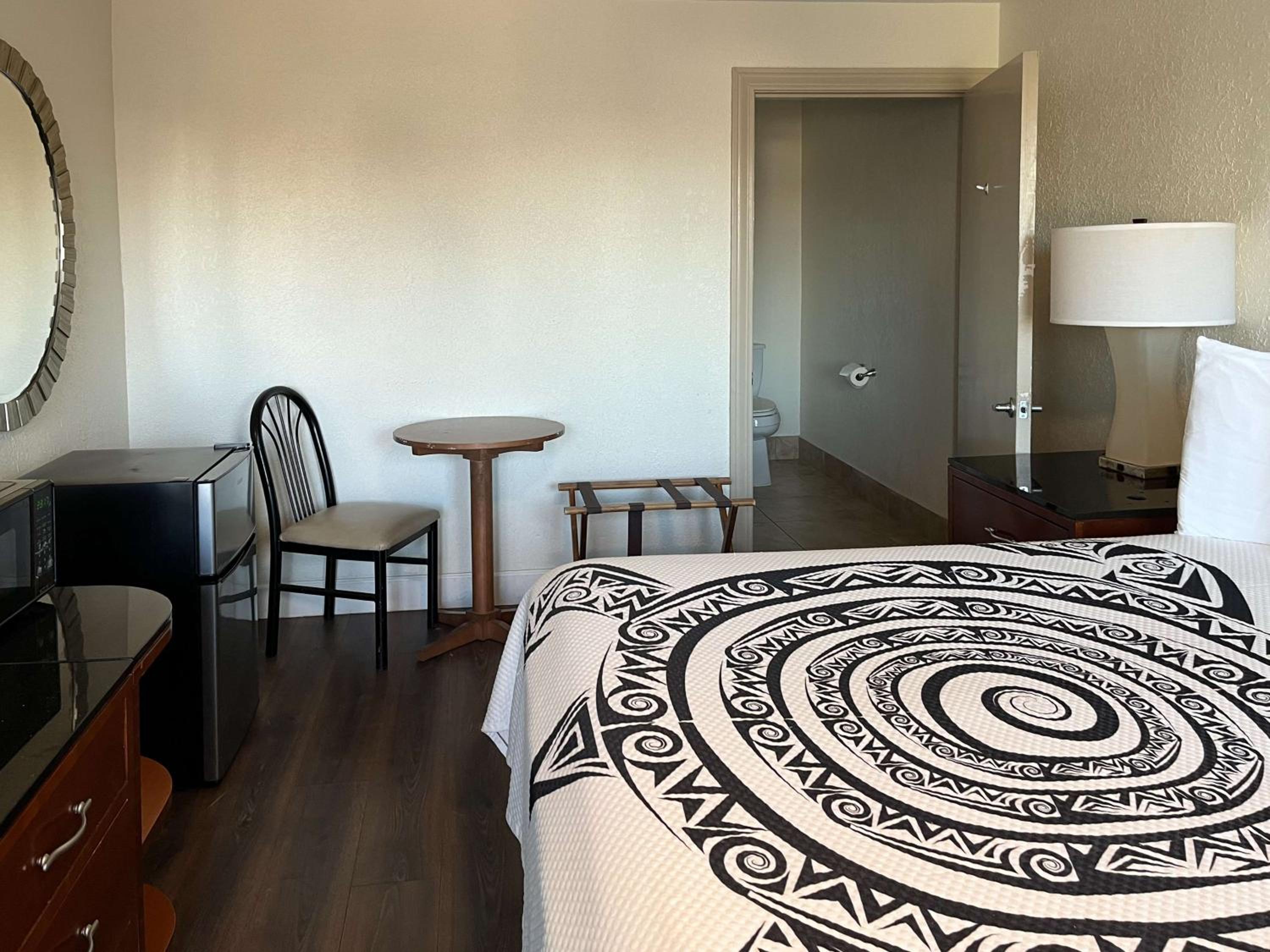 King Room - Non-Smoking - Photo 1