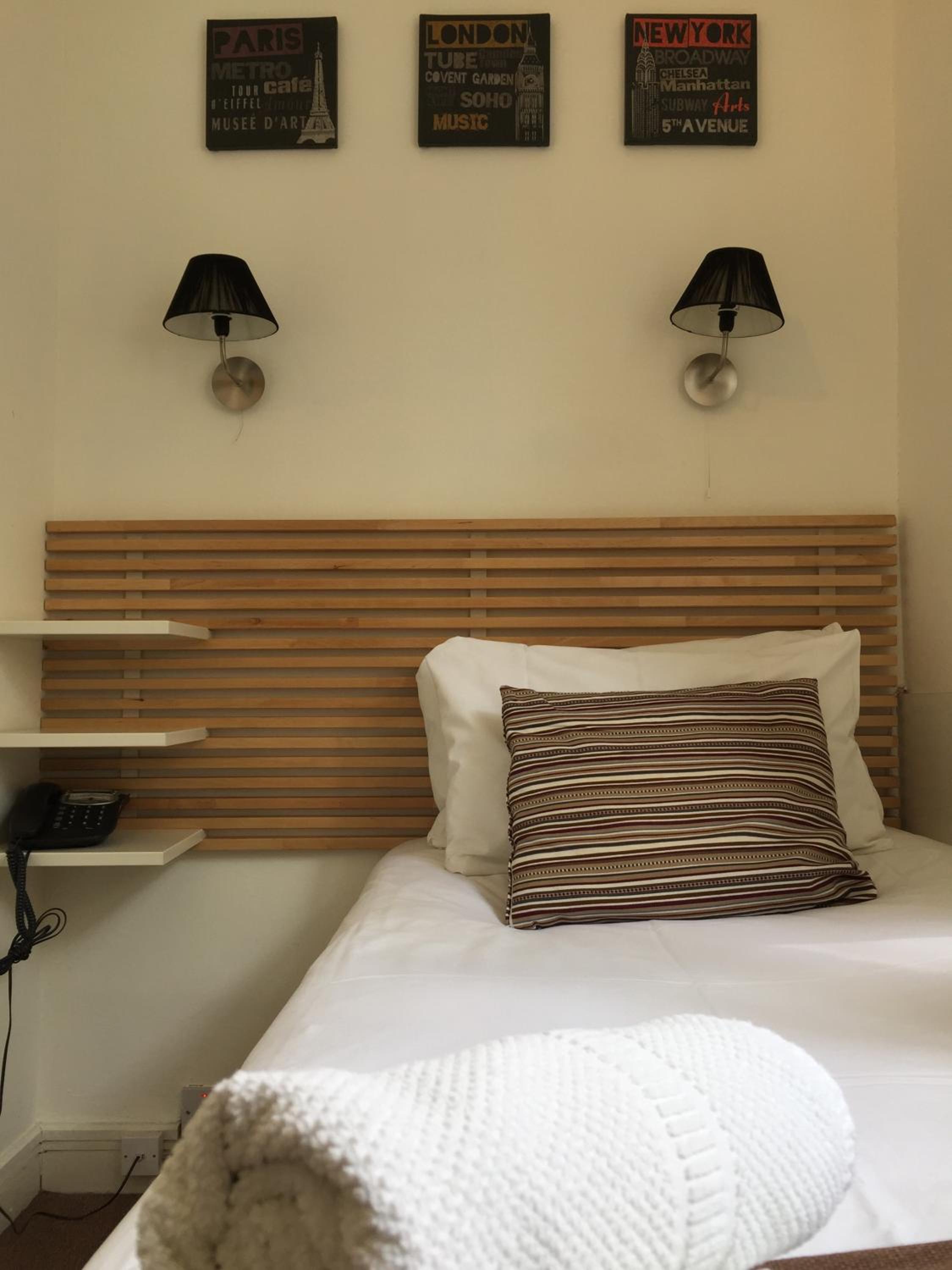 Small Single Room photo 3