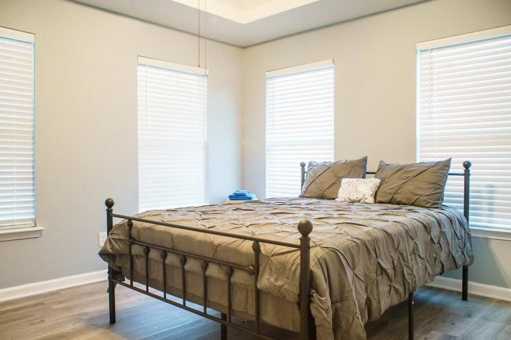 Five-Bedroom House photo 1