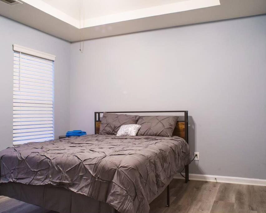 Five-Bedroom House photo 3