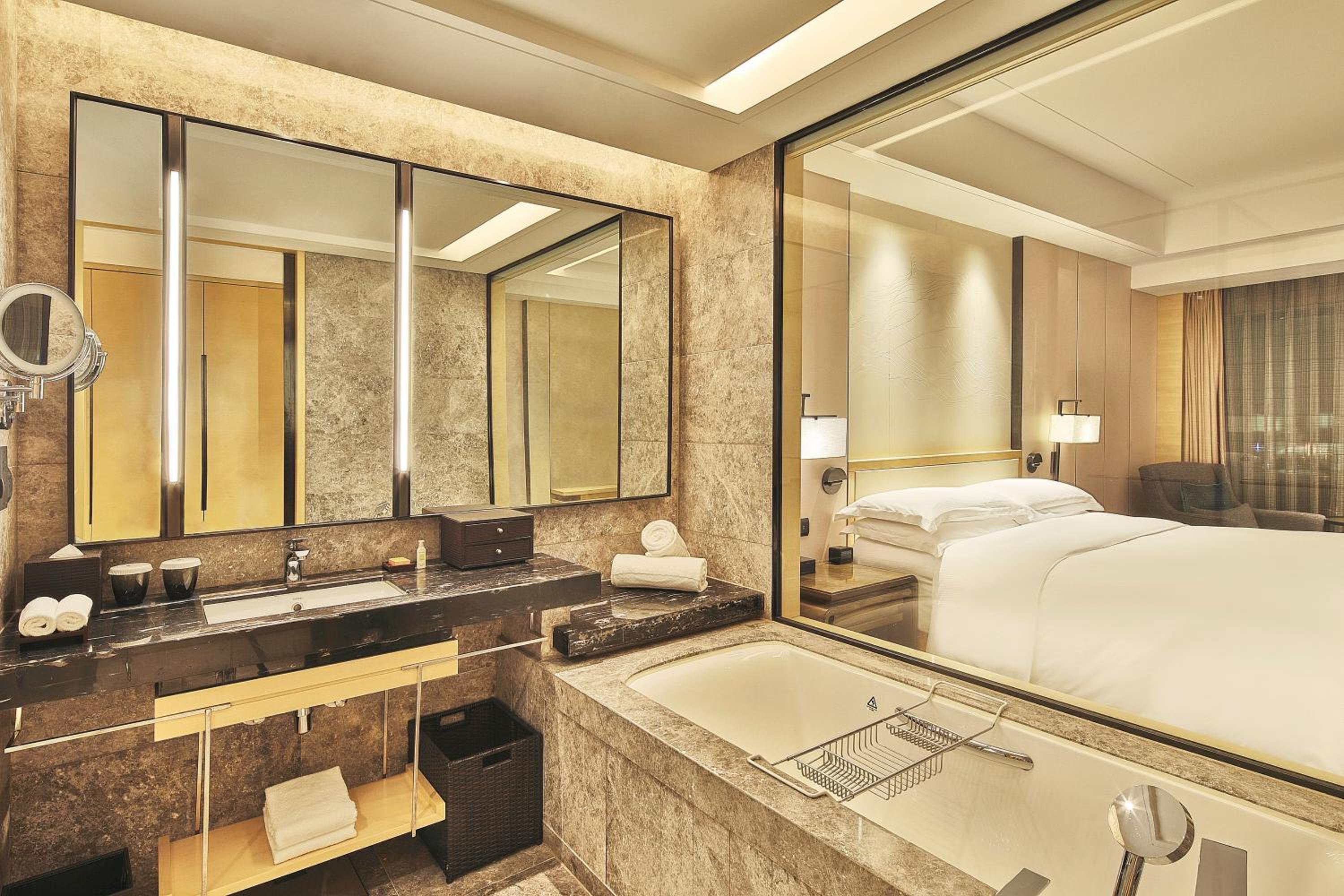 Deluxe King Suite - Lounge Access