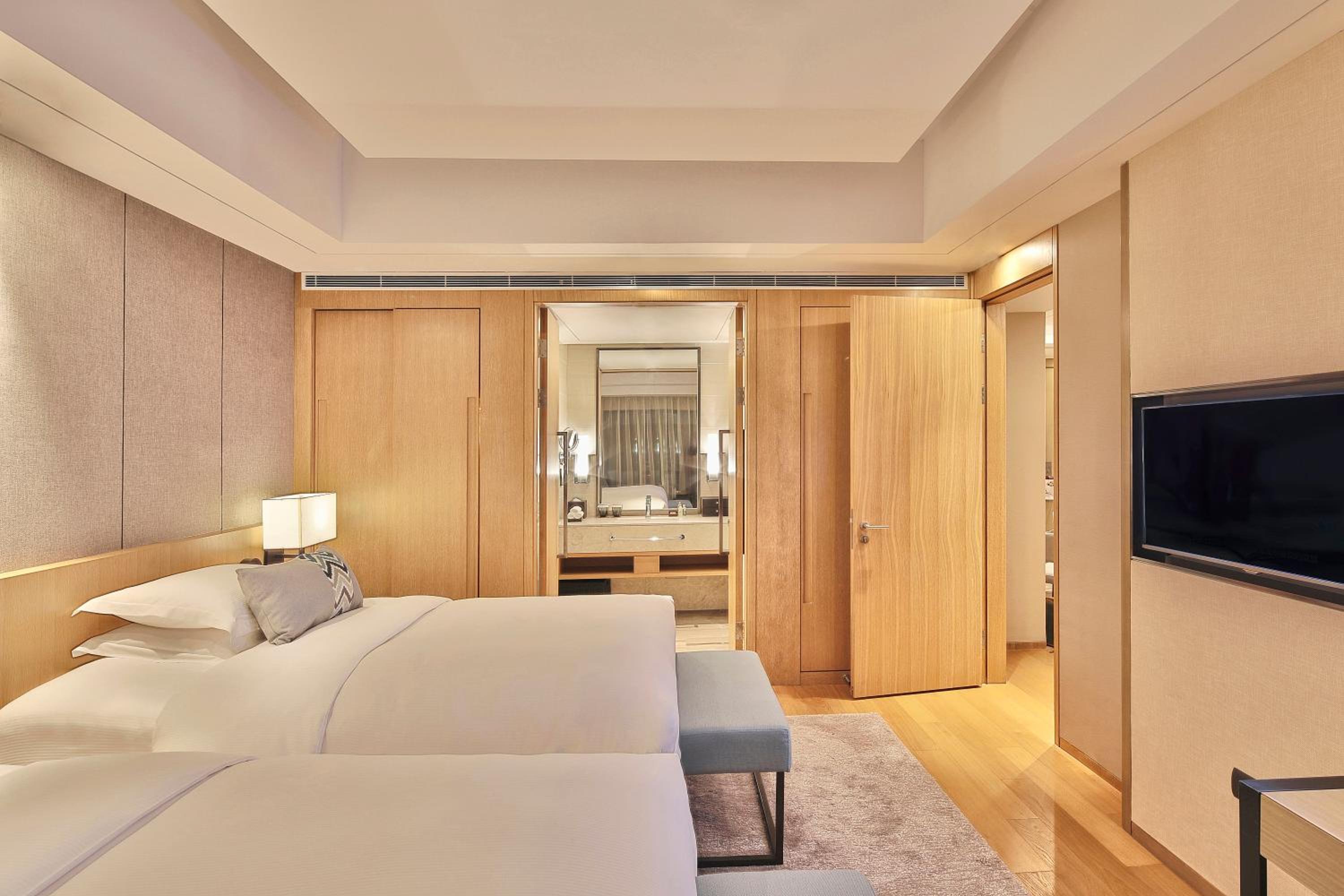 King Guest Room thumbnail 6