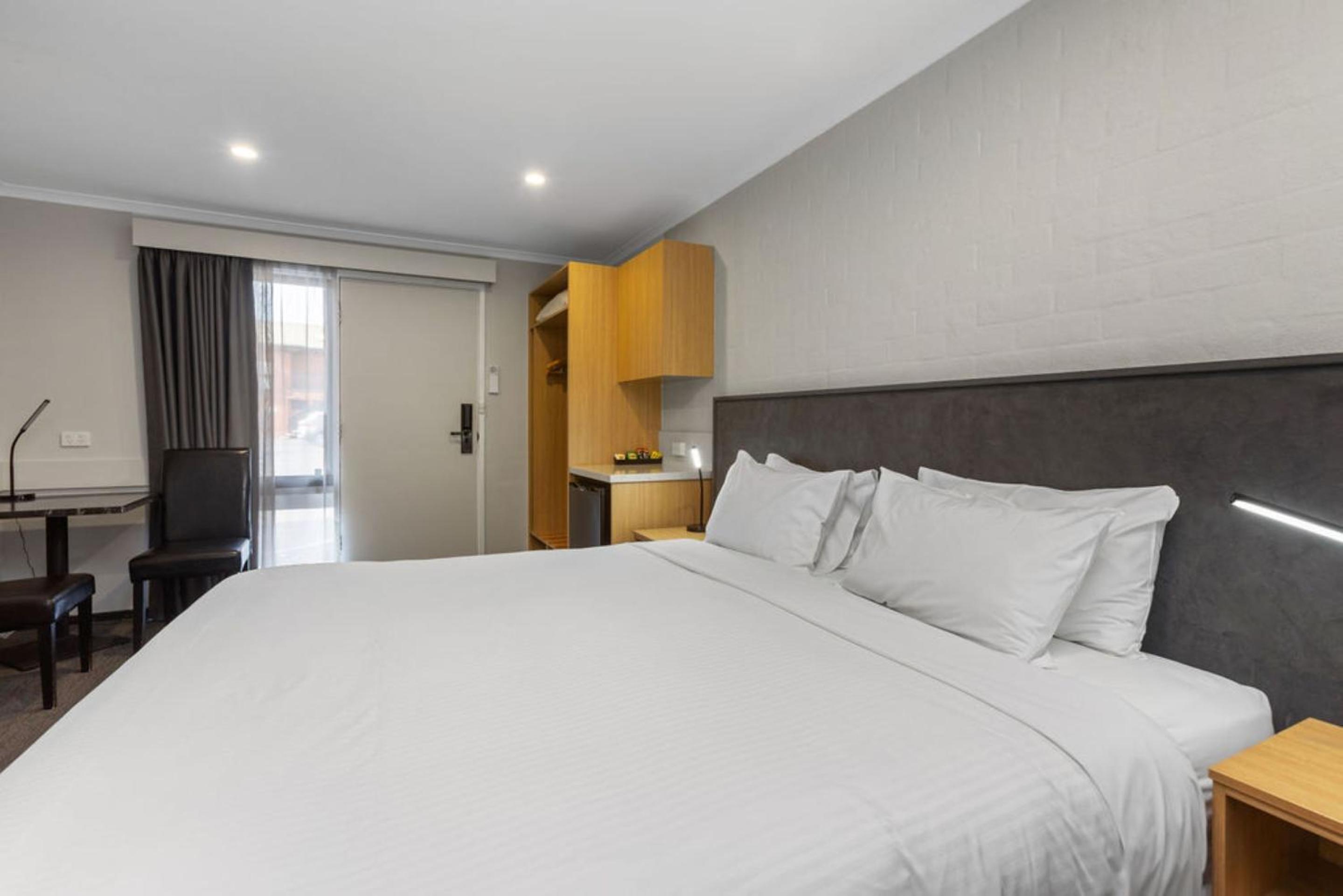 King Room with Pool View - Photo 3
