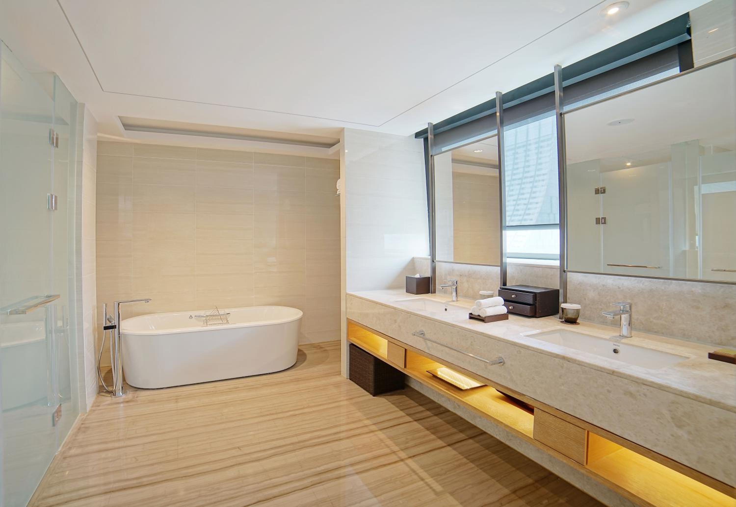 Deluxe King Two Bedroom Suite thumbnail 5