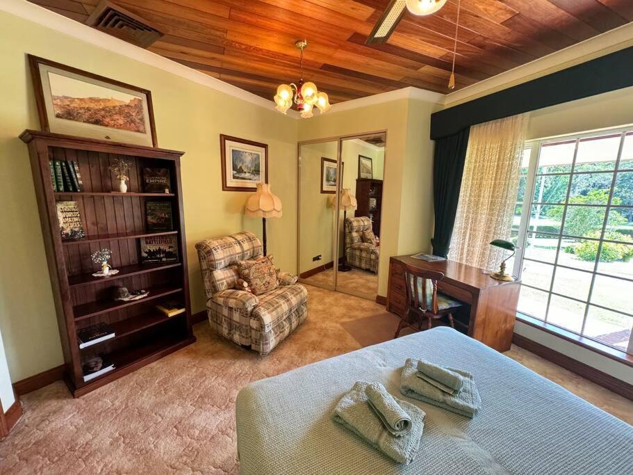 Six-Bedroom House photo 2