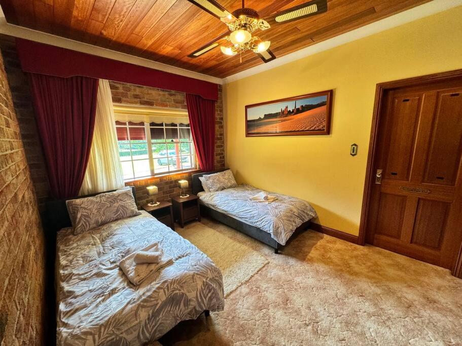 Six-Bedroom House photo 3