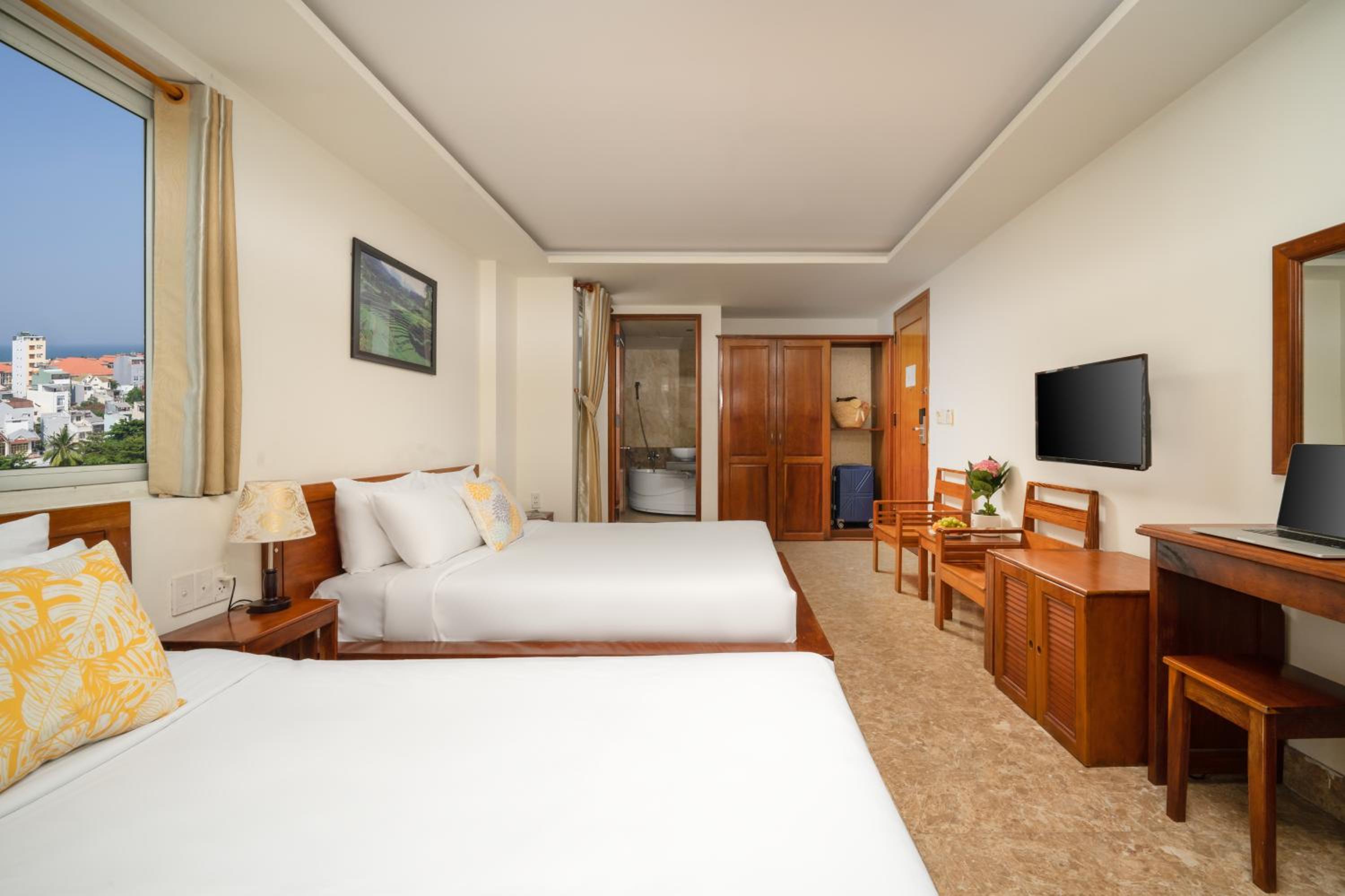 Deluxe Triple Room with City View photo 2