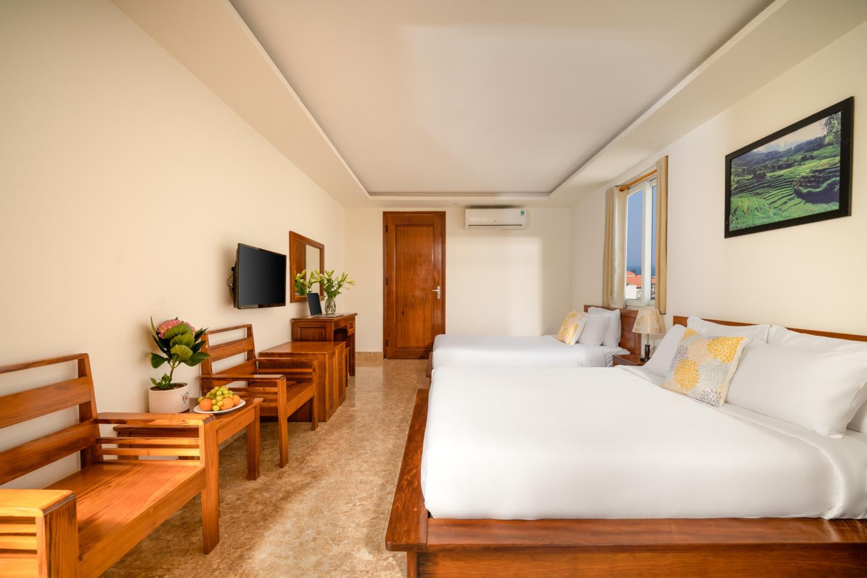 Deluxe Triple Room with City View photo 3