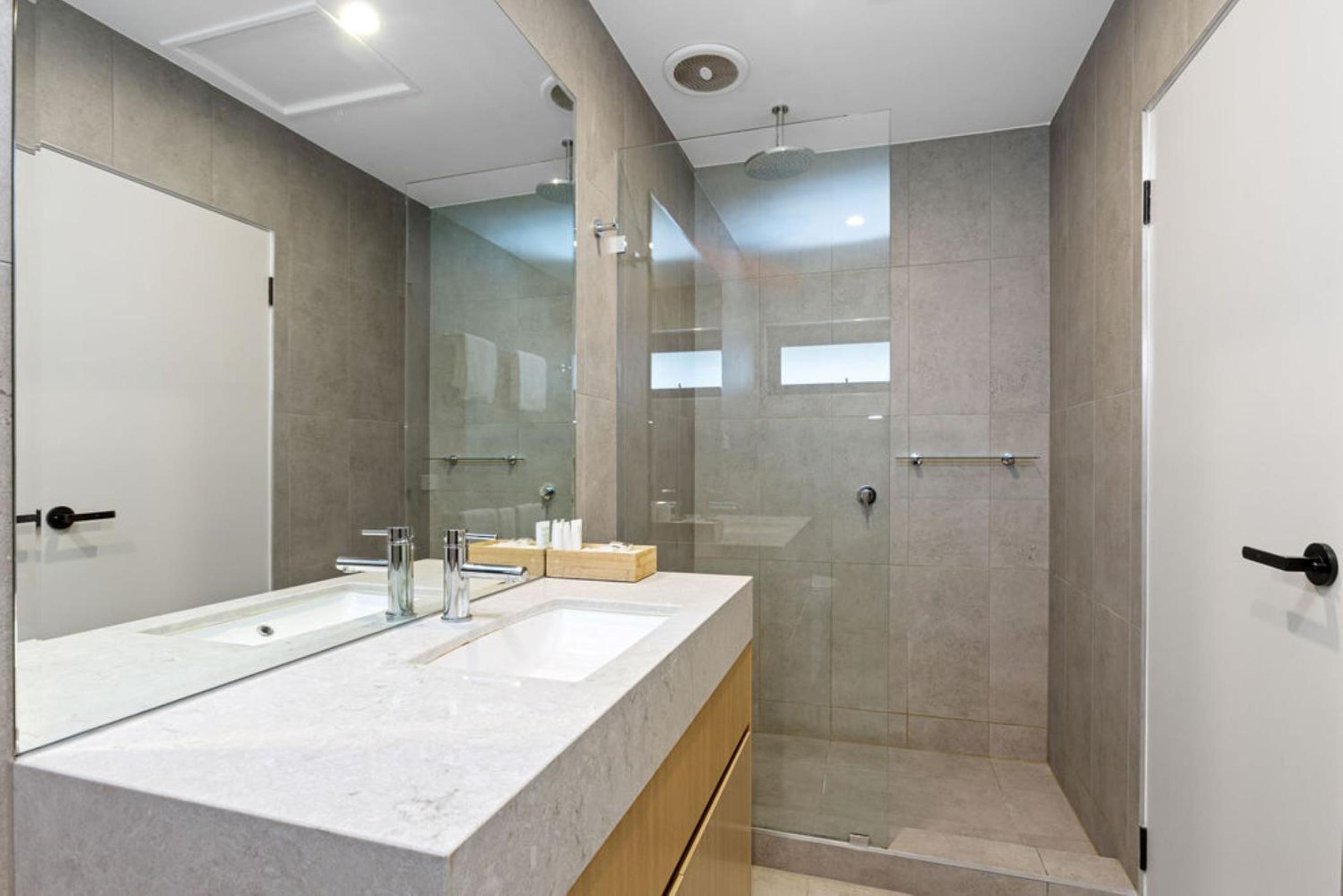 Two-Bedroom Apartment (5 People) - Photo 10