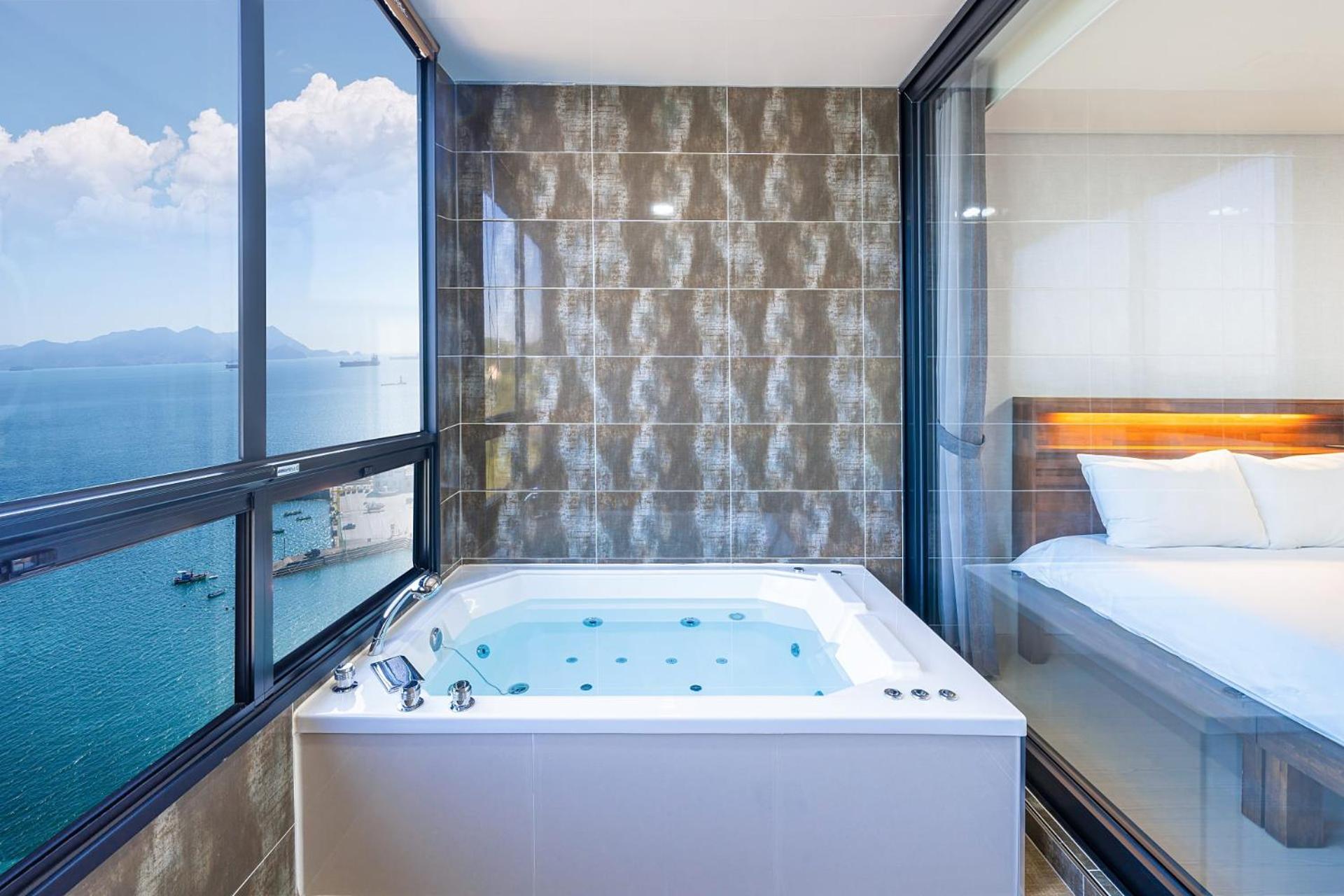 Deluxe Double Room with Sea View 5FL photo 2