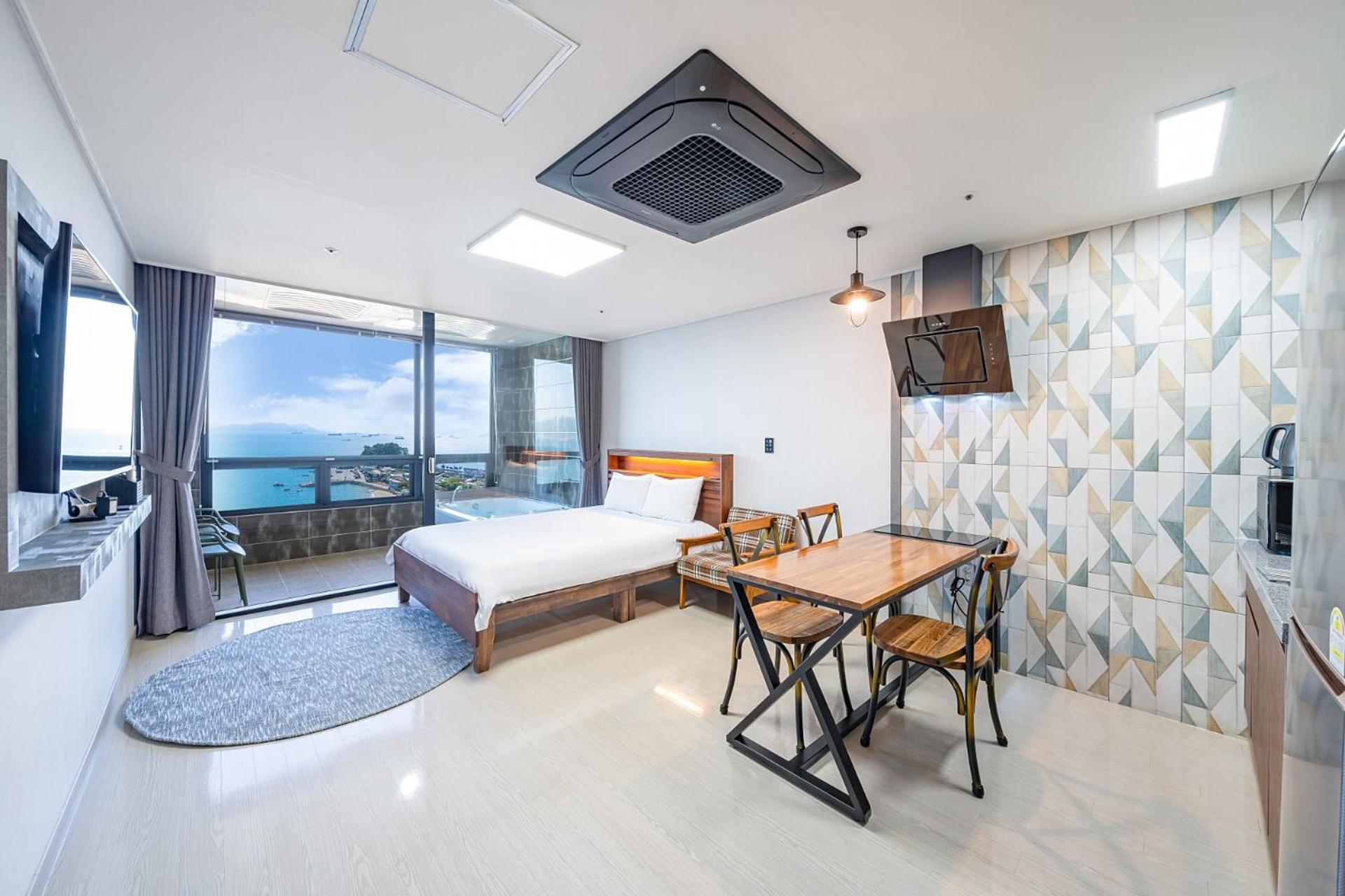 Deluxe Double Room with Sea View 1FL photo 3