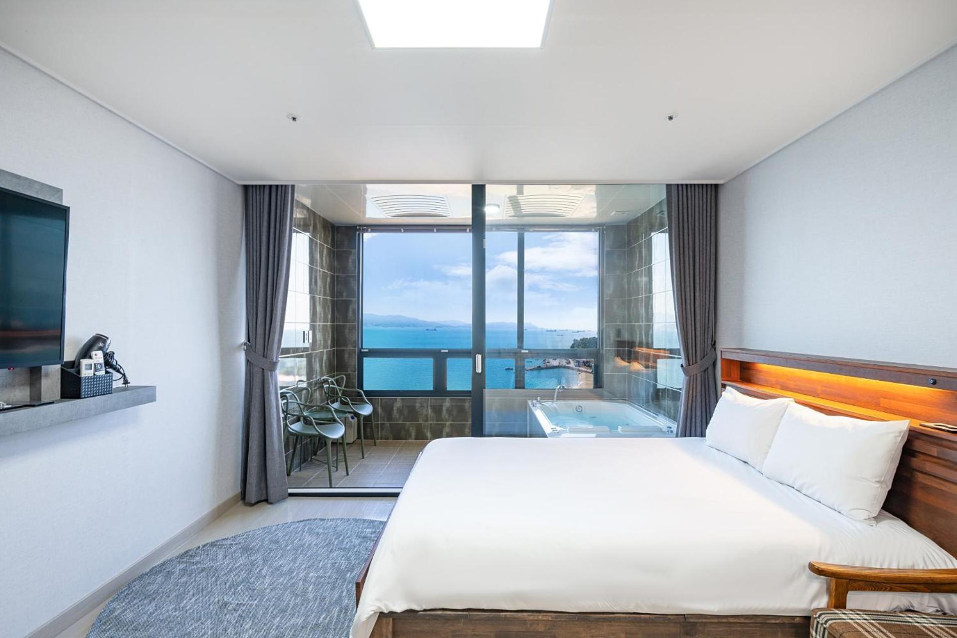 Deluxe Double Room with Sea View 1FL photo 2