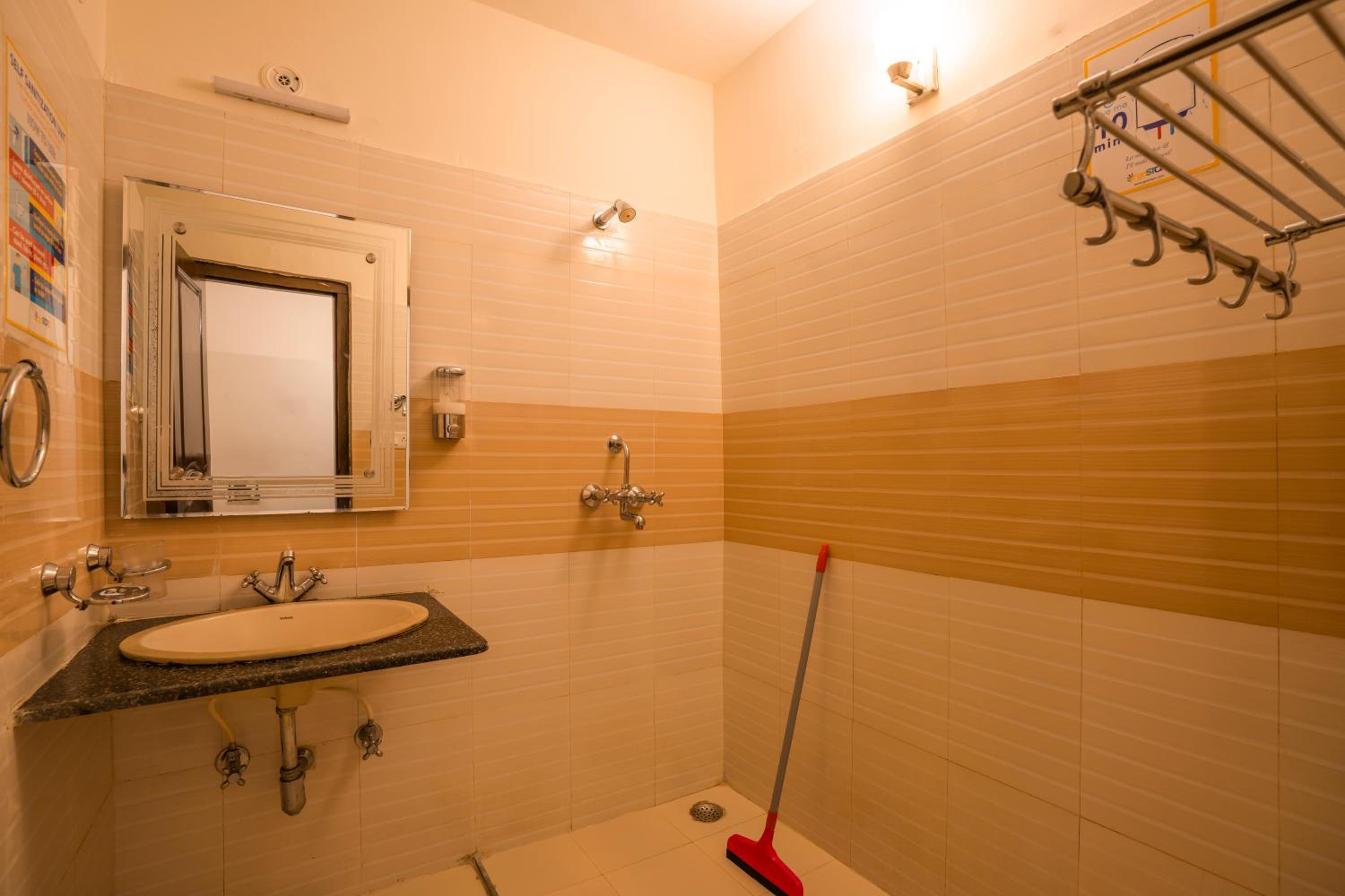 Deluxe Double Room with Bath - Photo 3