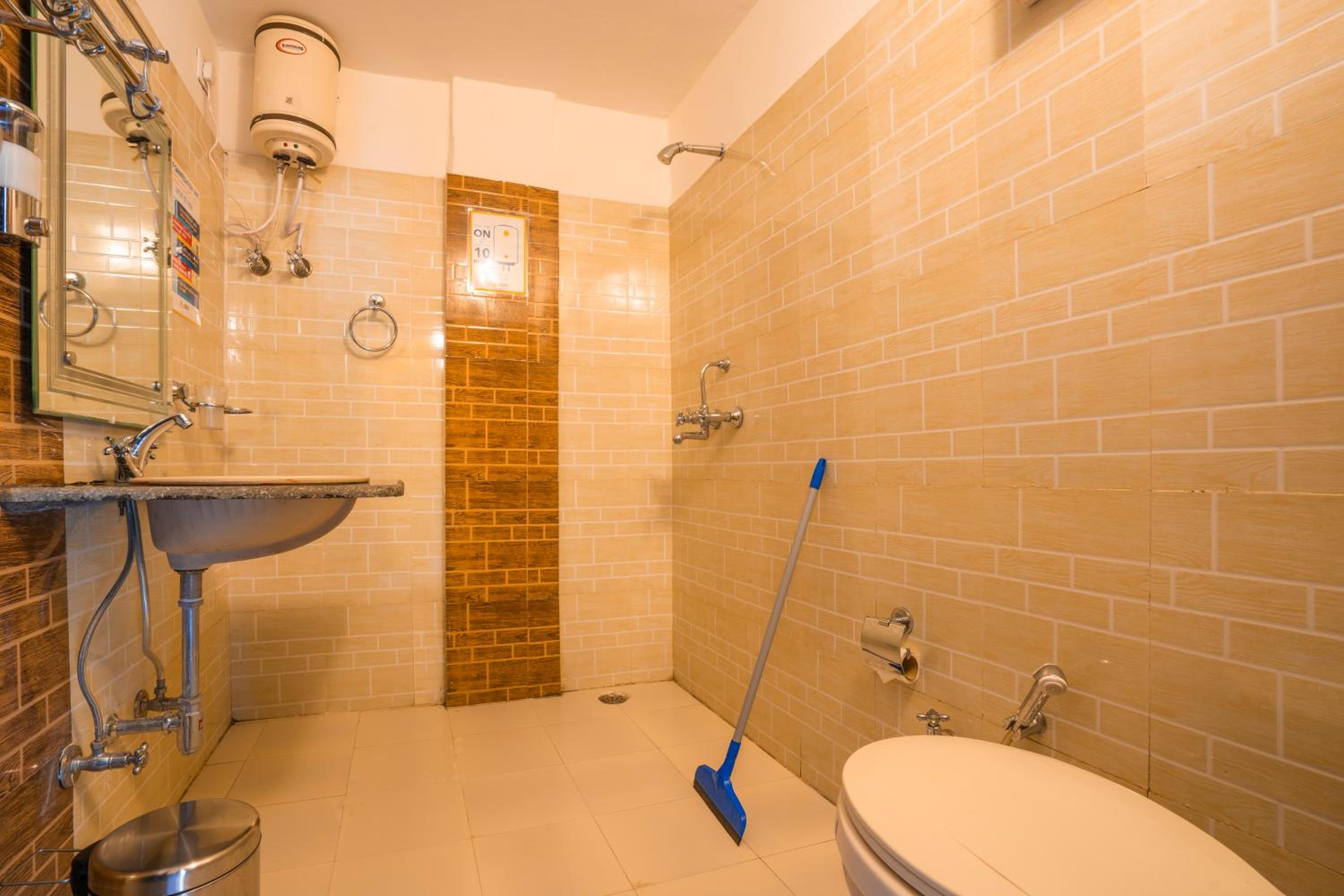Deluxe Double Room with Bath - Photo 2