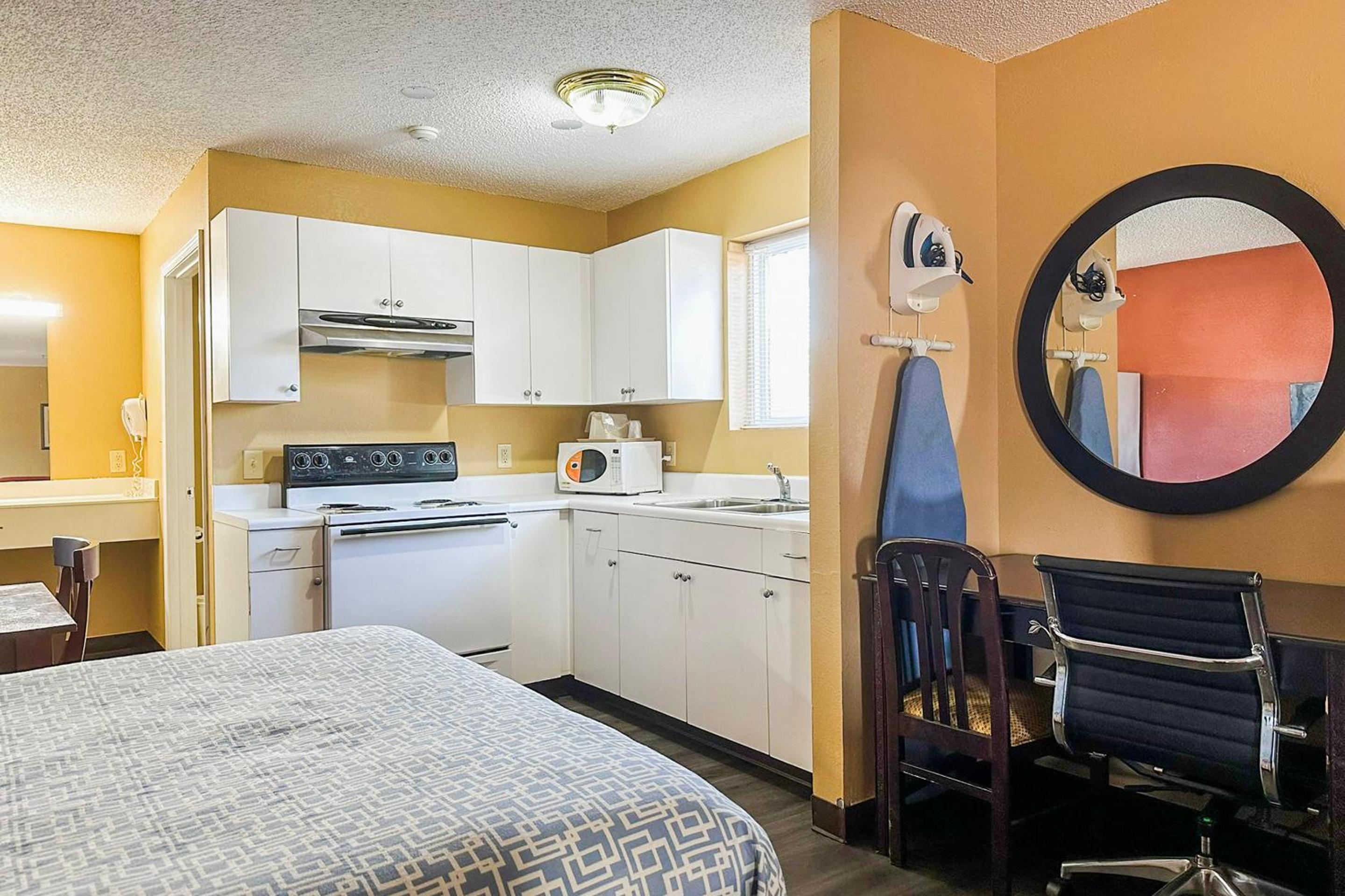 2 Queen Beds with Kitchenette Non-Smoking photo 3