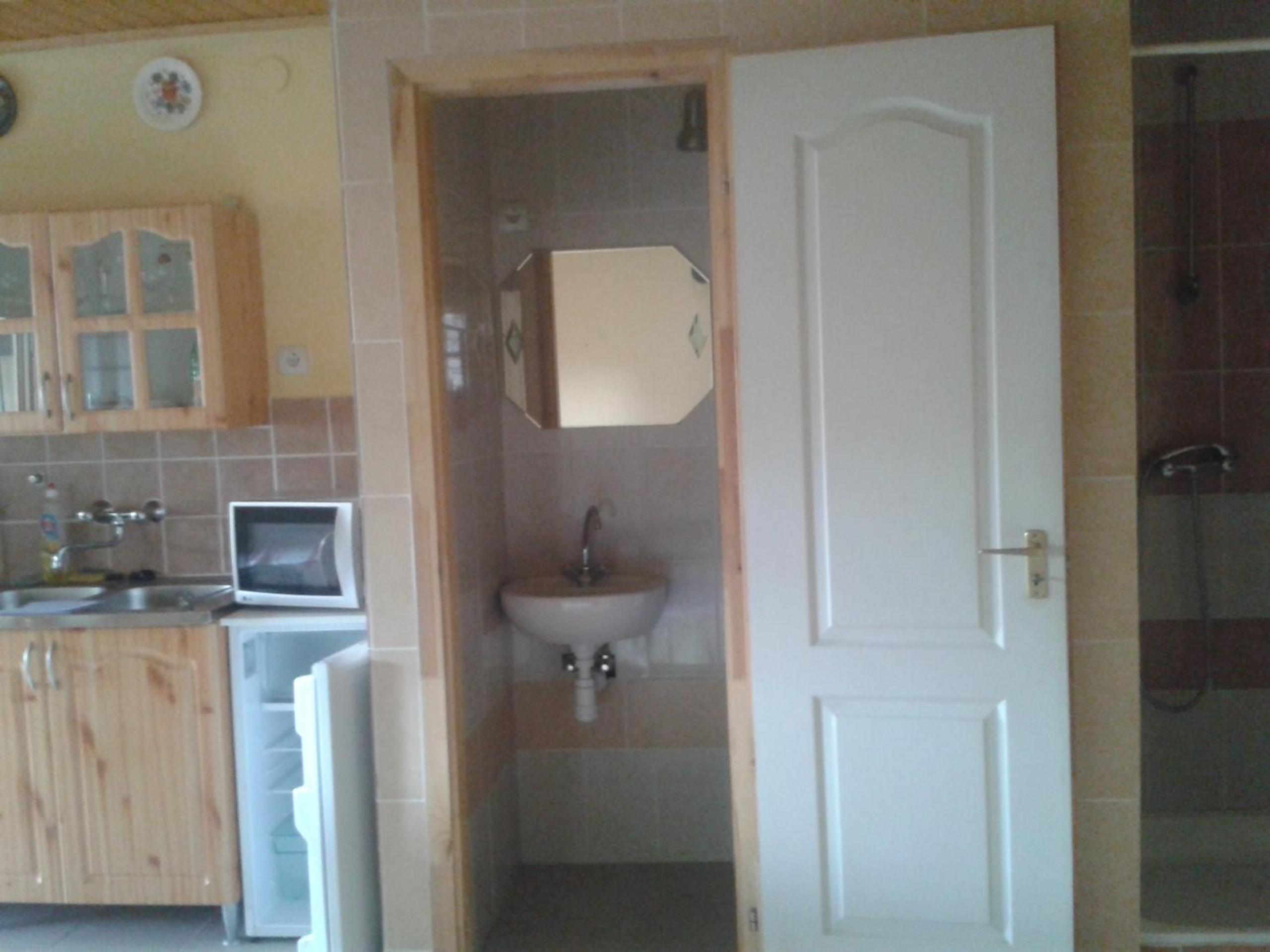 One-Bedroom Apartment - Photo 4