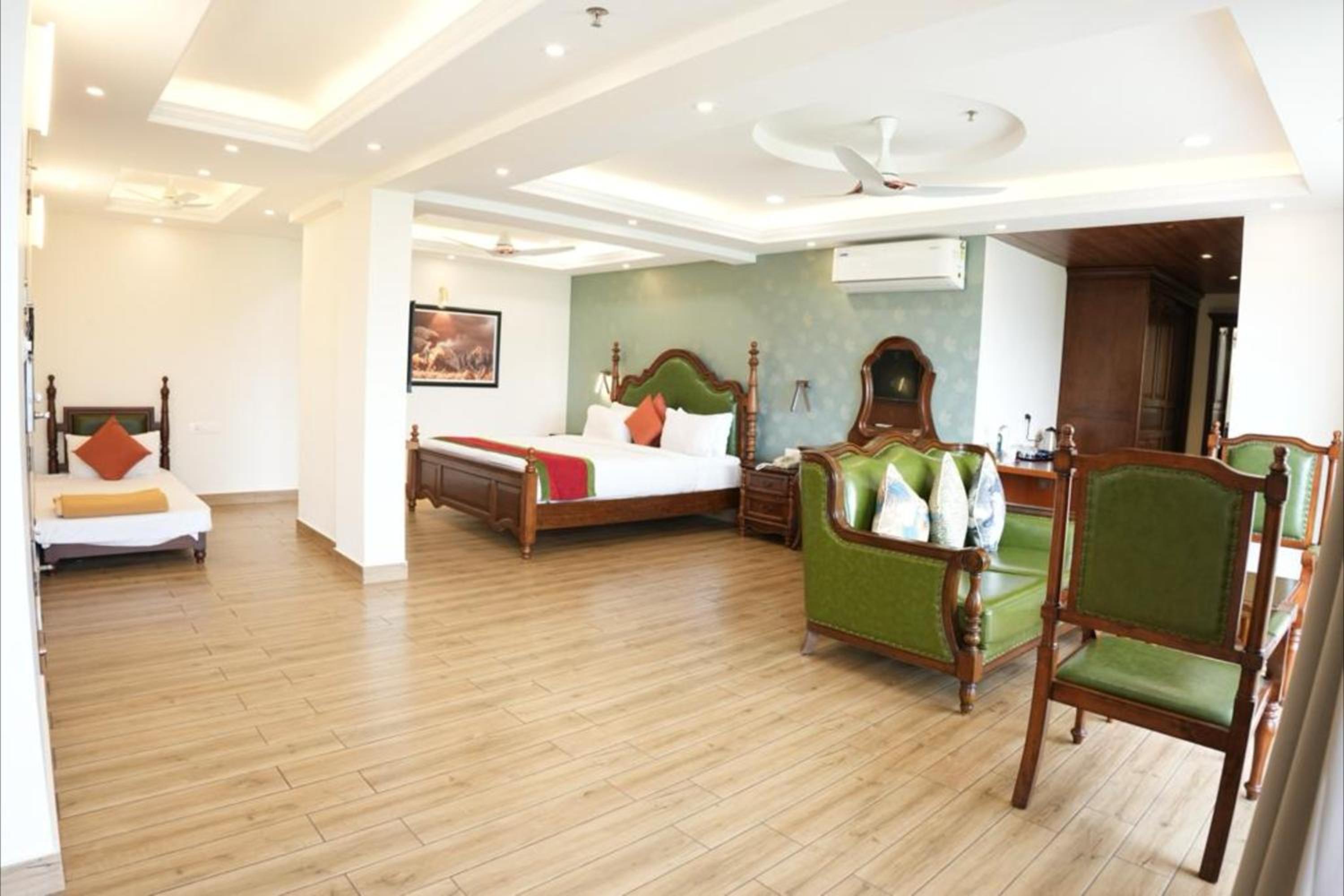 Suite with Balcony - Photo 2