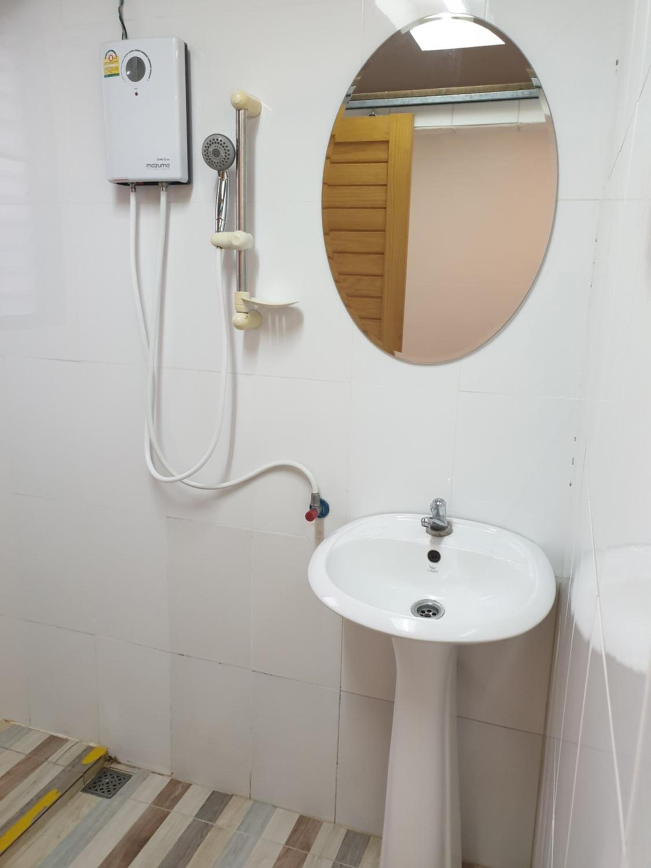 Double Room with Private Bathroom - Photo 10