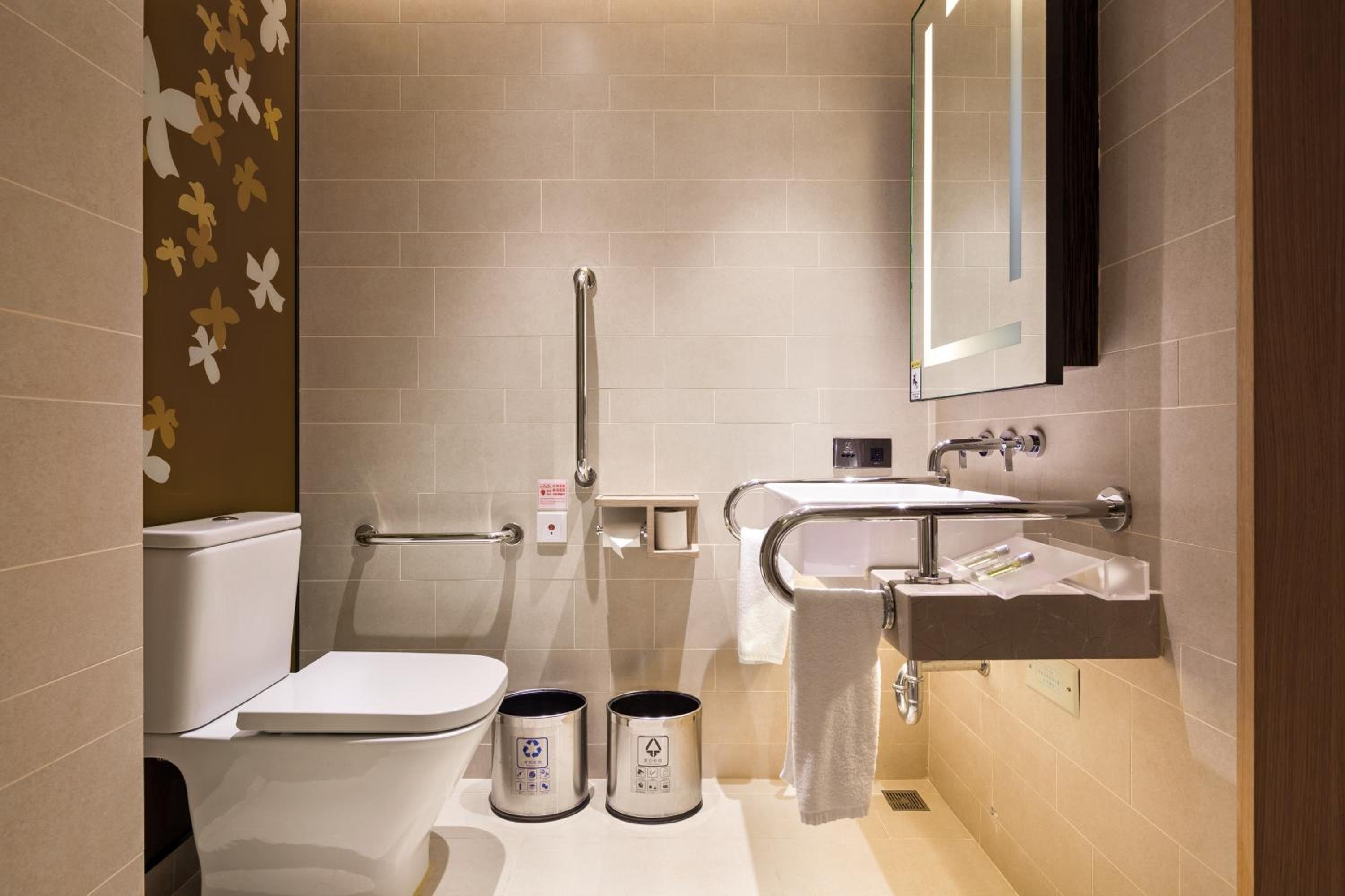 King Room - Mobility Accessible  photo 2