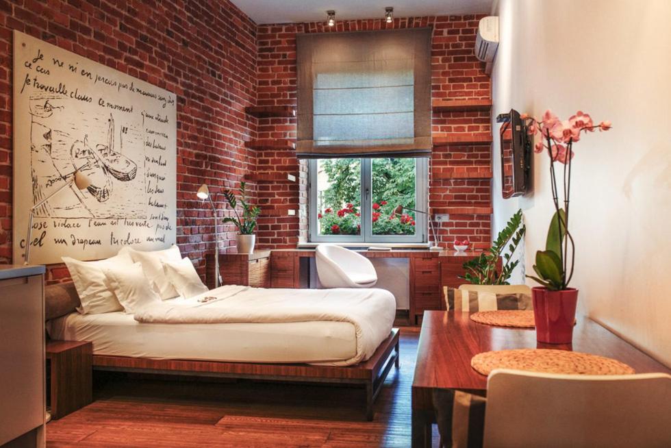 Studio Apartment - Photo 1